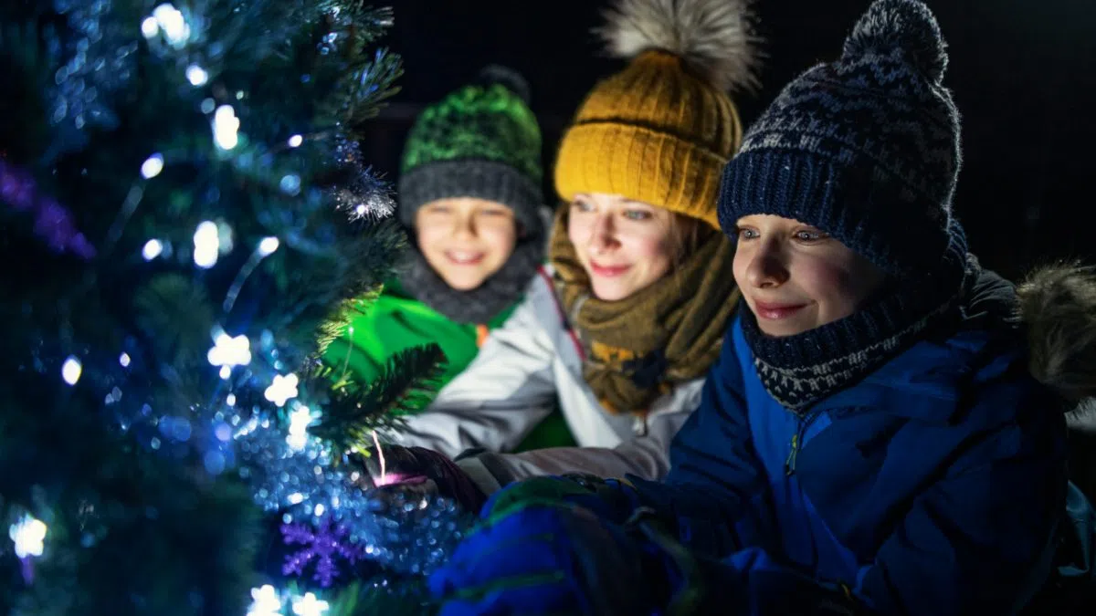 Sedro-Woolley Comes Together With Festive Cheer to Decorate for ...