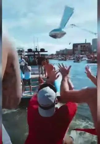 (video) Tom Brady throws Super Bowl trophy at Bucs parade