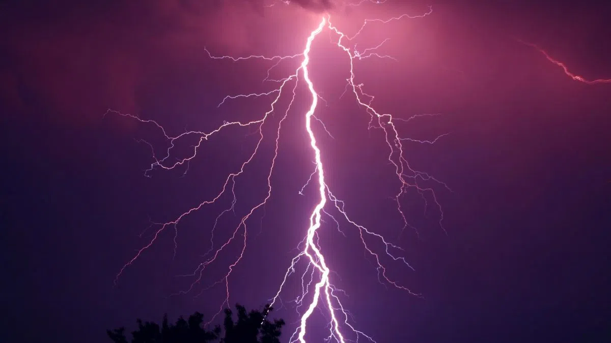 SHAZAM! Watch Couple Get Thunderstruck By Lightning Bolt [VIDEO] | 105. ...