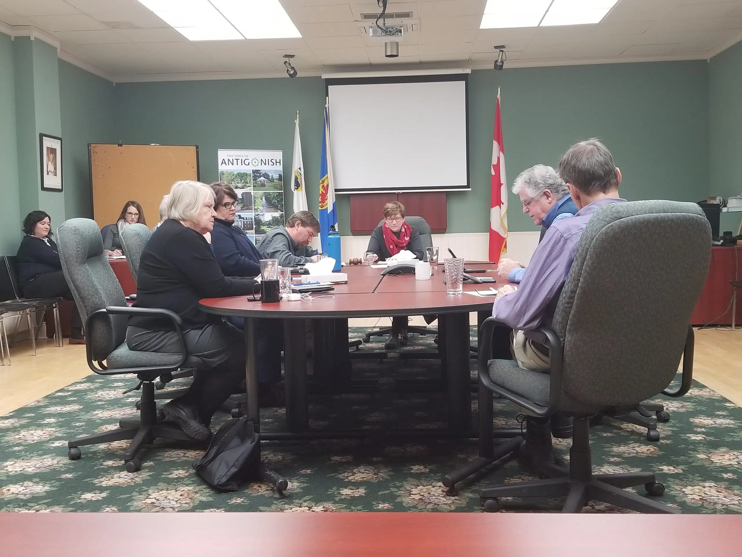 Councillors approve pay increase in response to federal changes