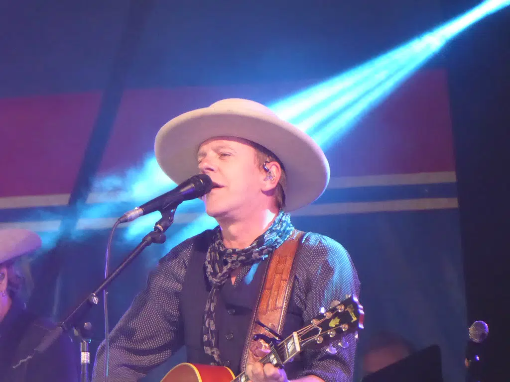 Kiefer Sutherland helped raise over $100,000 for wildfire relief in Nova Scotia!