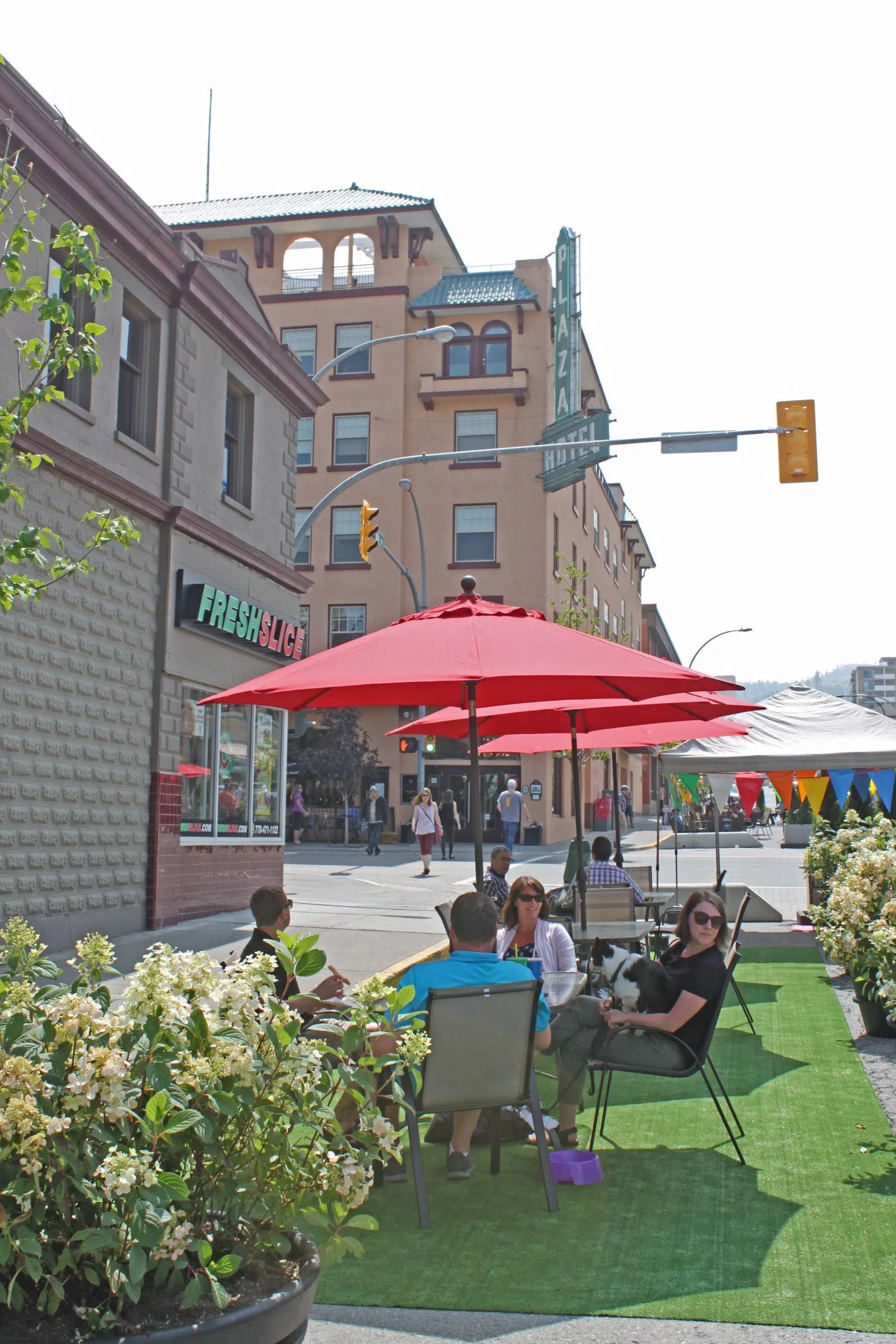 Positive response to 4th Avenue Pedestrian Plaza pilot project in Kamloops