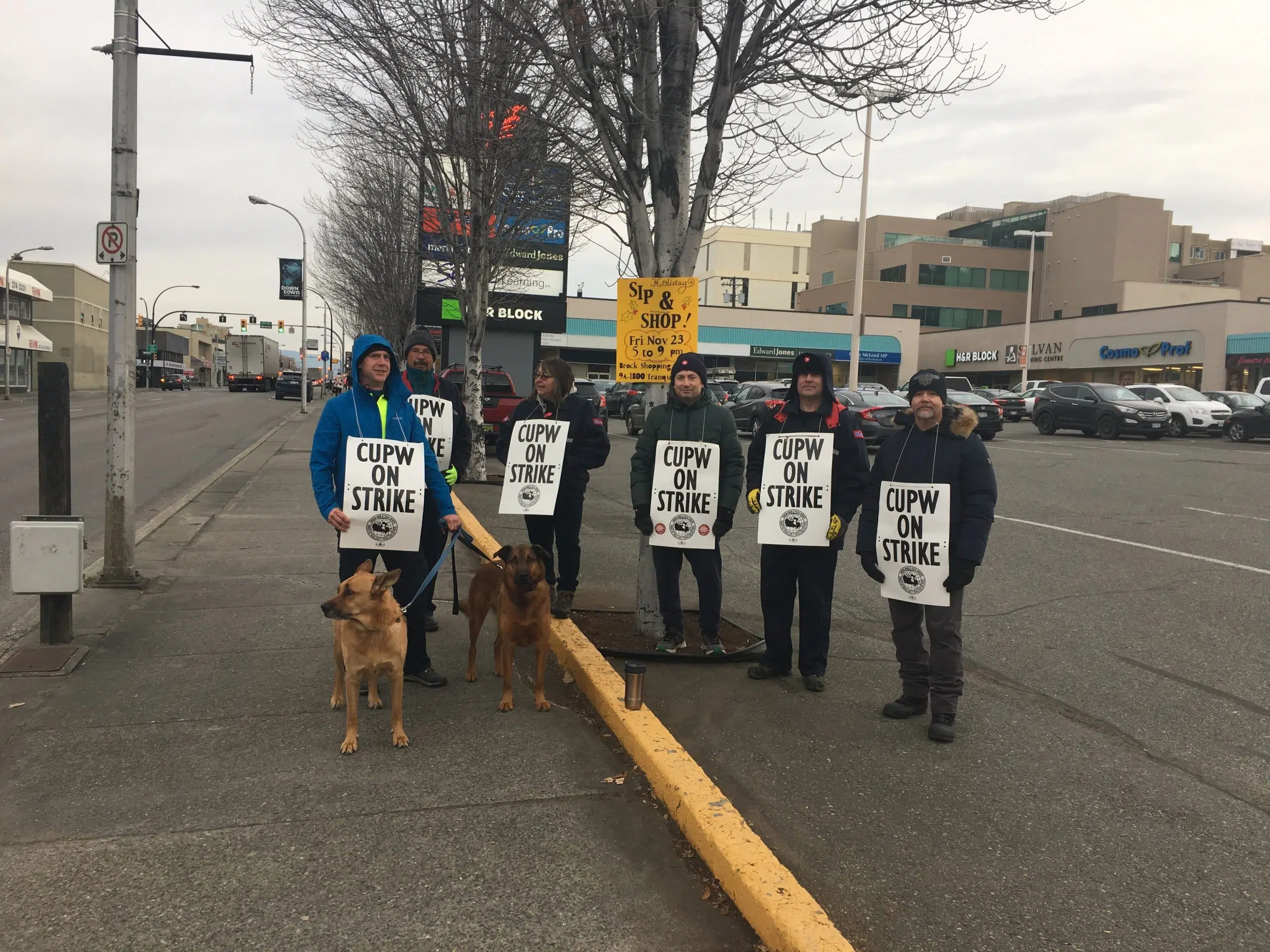 Postal workers in Kamloops on picket lines for a second straight day