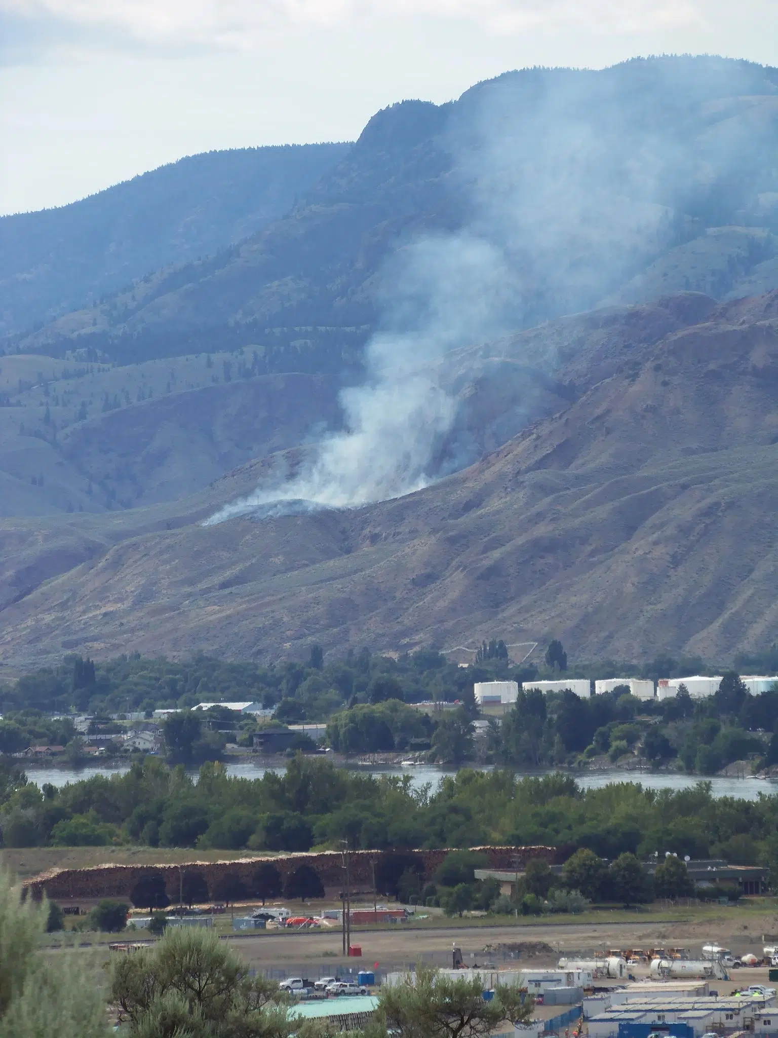 Update: Wildfire north of Cinnamon Ridge compost facility being held at 3.5 hectares