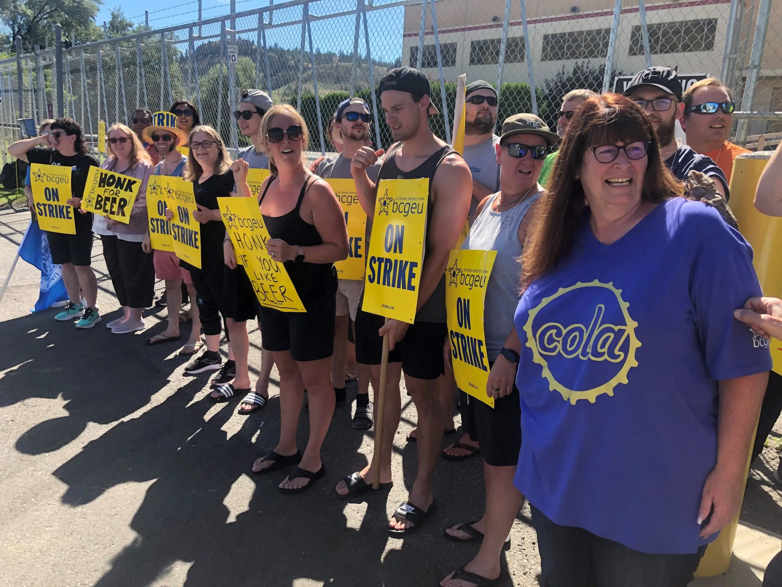 Picket lines to stay up but BCGEU to resume talks with BC government