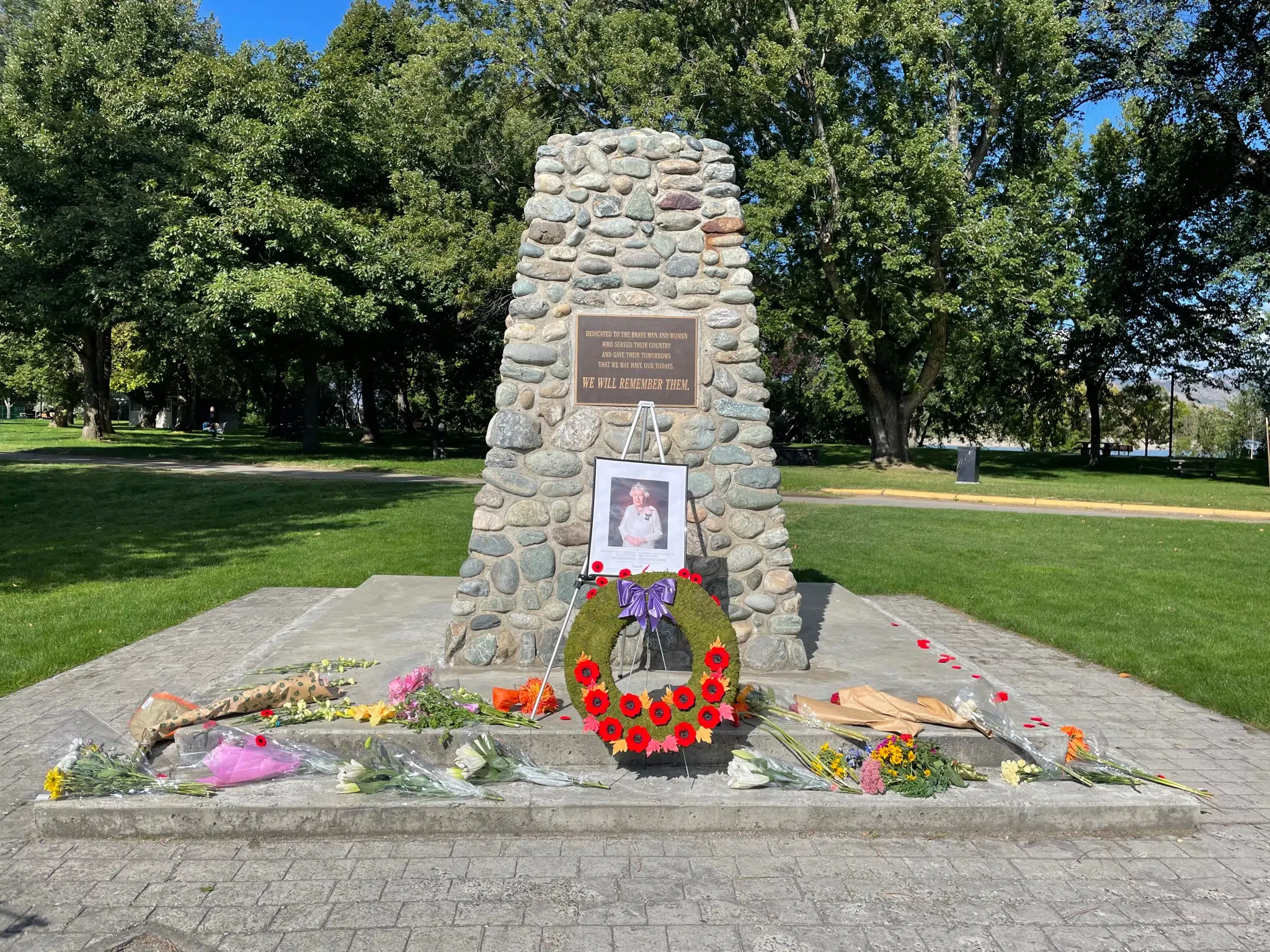 Kamloopsians gather to honour and remember Queen Elizabeth II