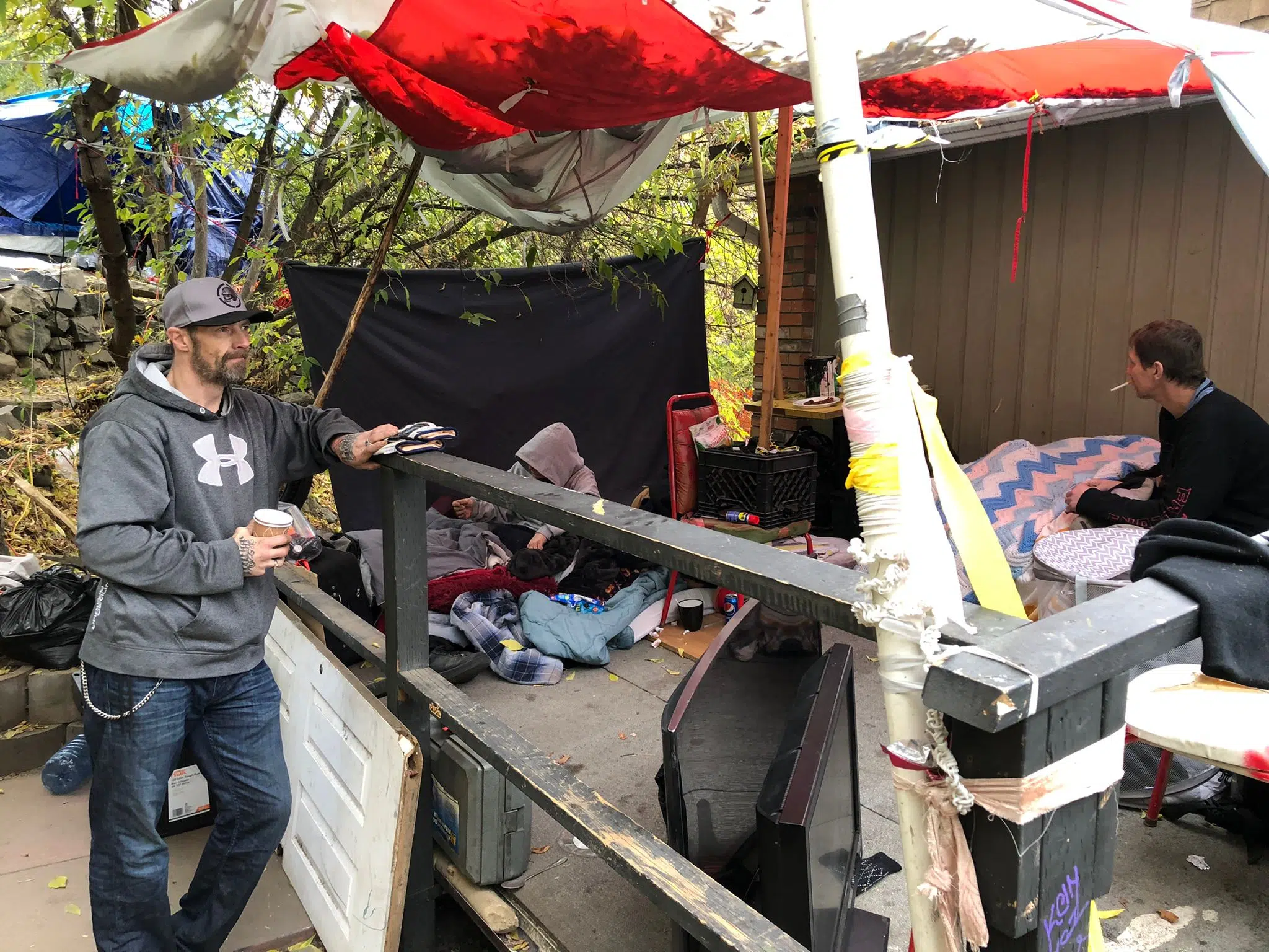 Residents scrambling after derelict apartment building shuttered by Kamloops Fire and Rescue