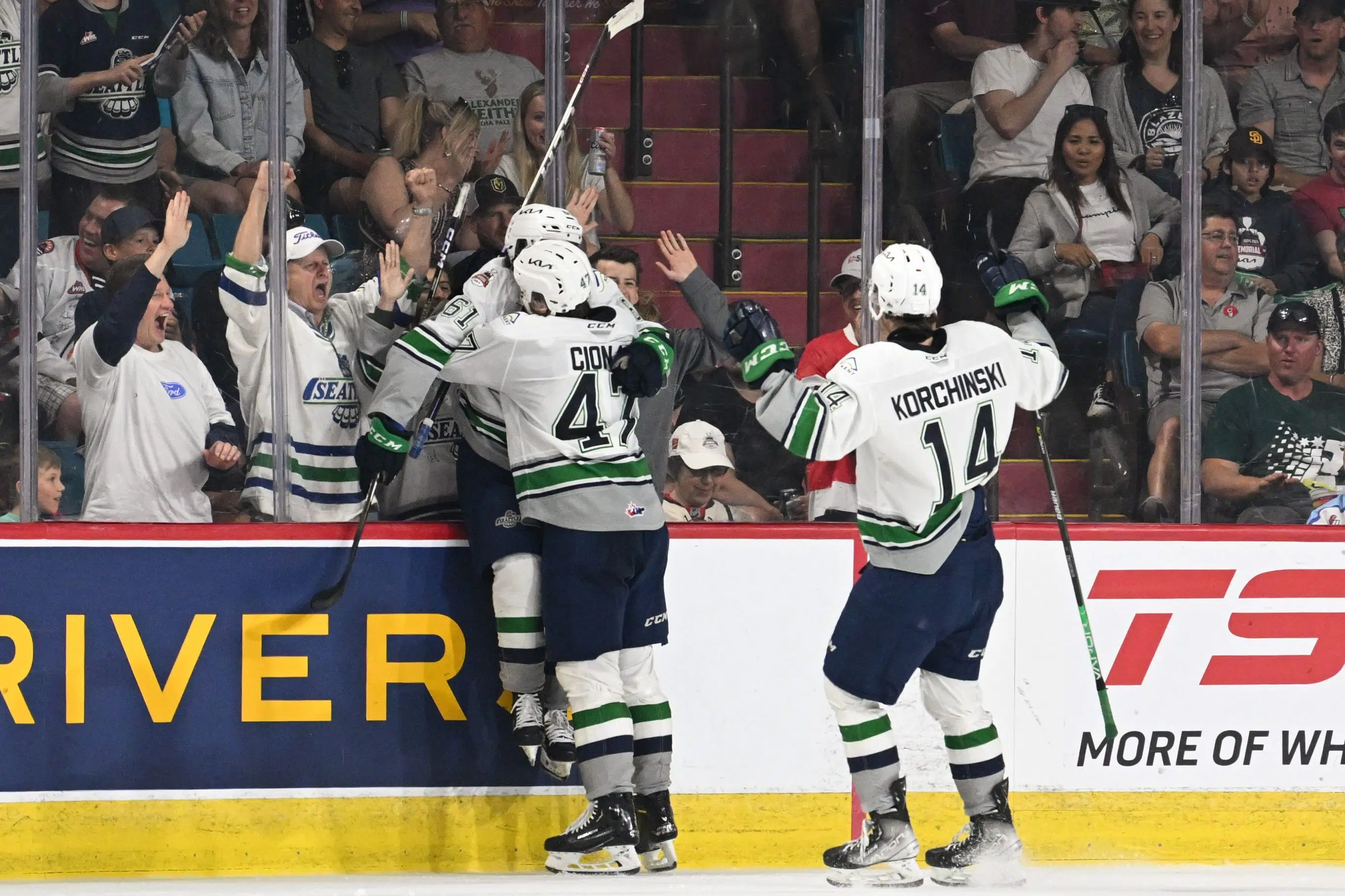 Crnkovic hat-trick leads Thunderbirds past pesky Petes at Memorial Cup