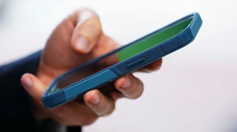 B.C. to restrict cellphones in public schools this fall