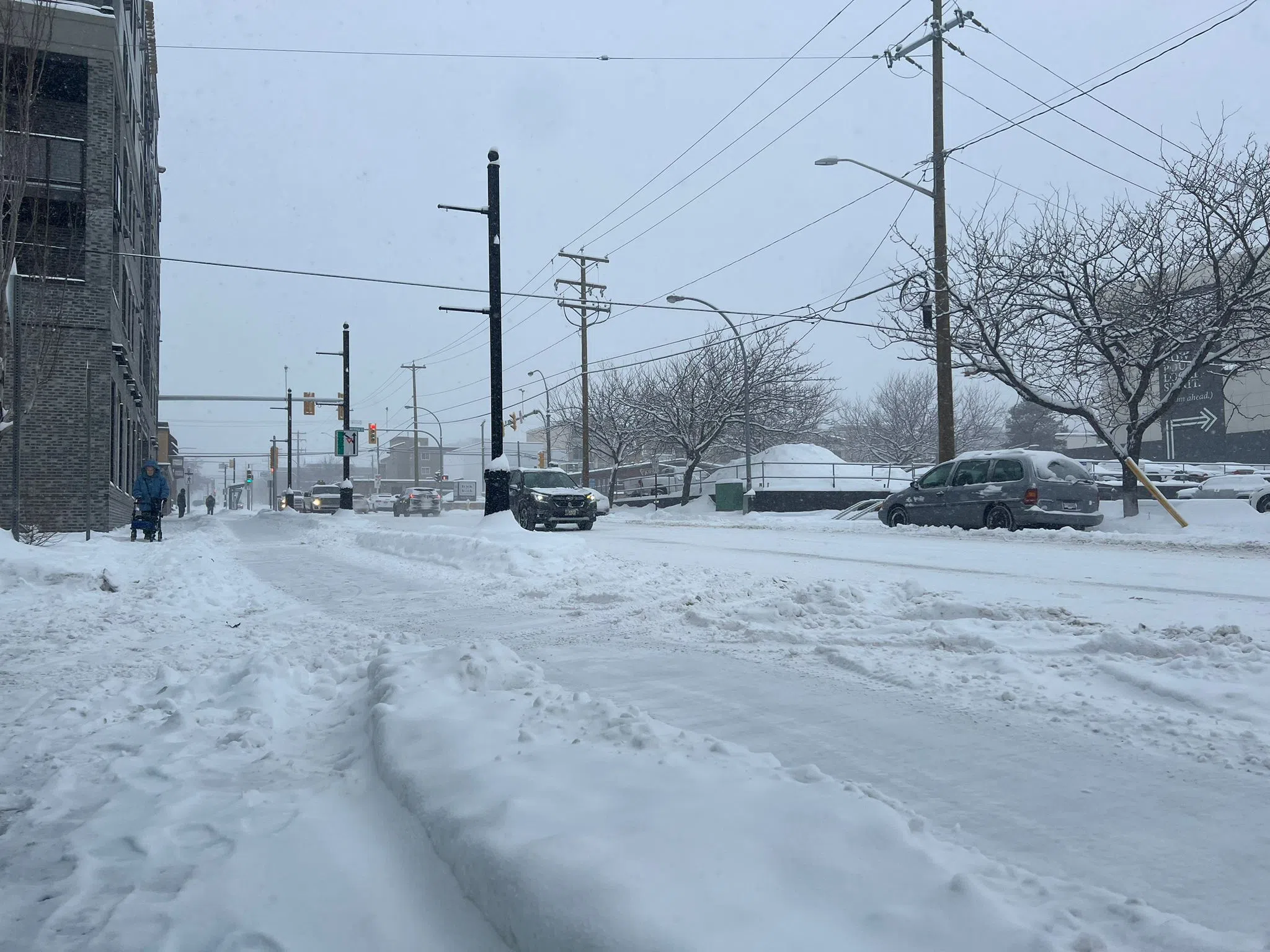 Kamloops crews work to clear roads & sidewalks as snow leads to transit issues