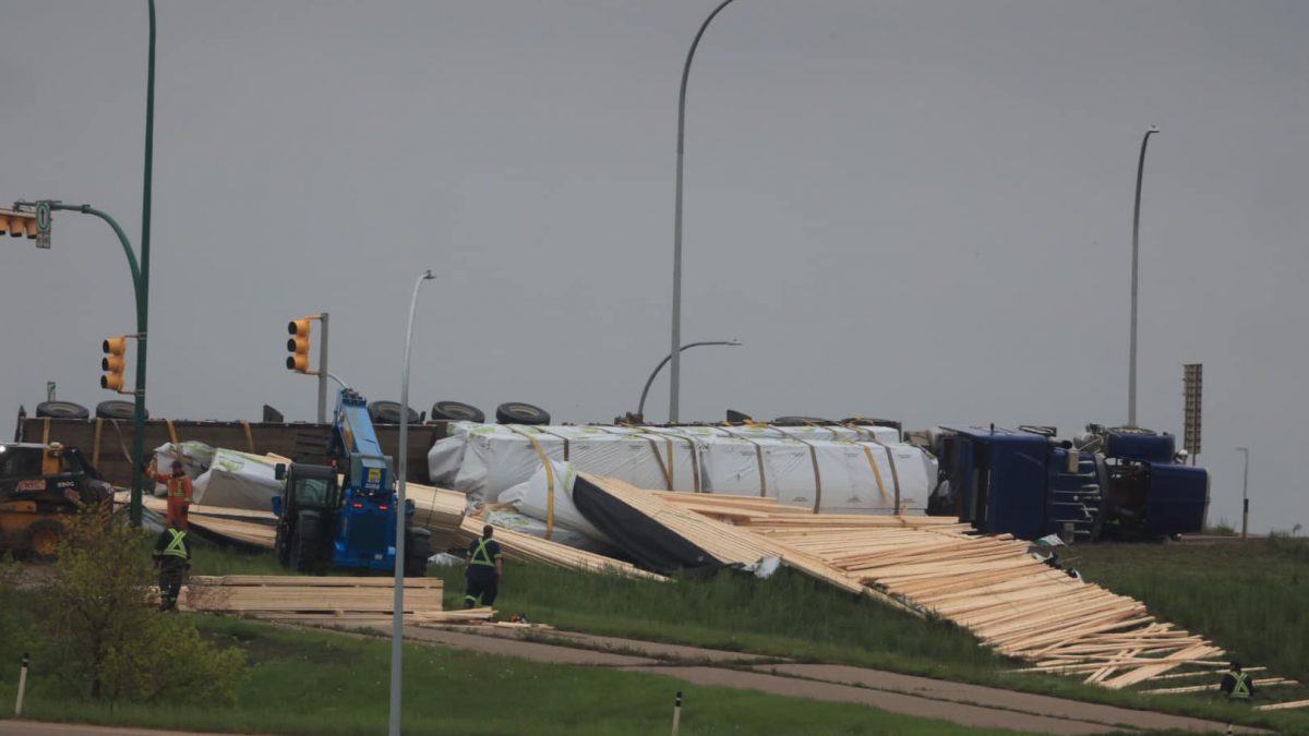 Major traffic tie-ups from semi accident Idylwyld overpass - Vimarsana News