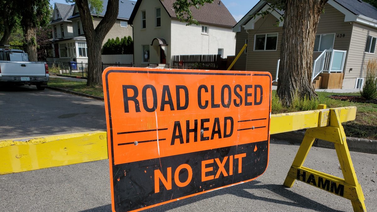 Saskatoon construction crews bank on warmth in the forecast to wrap up season