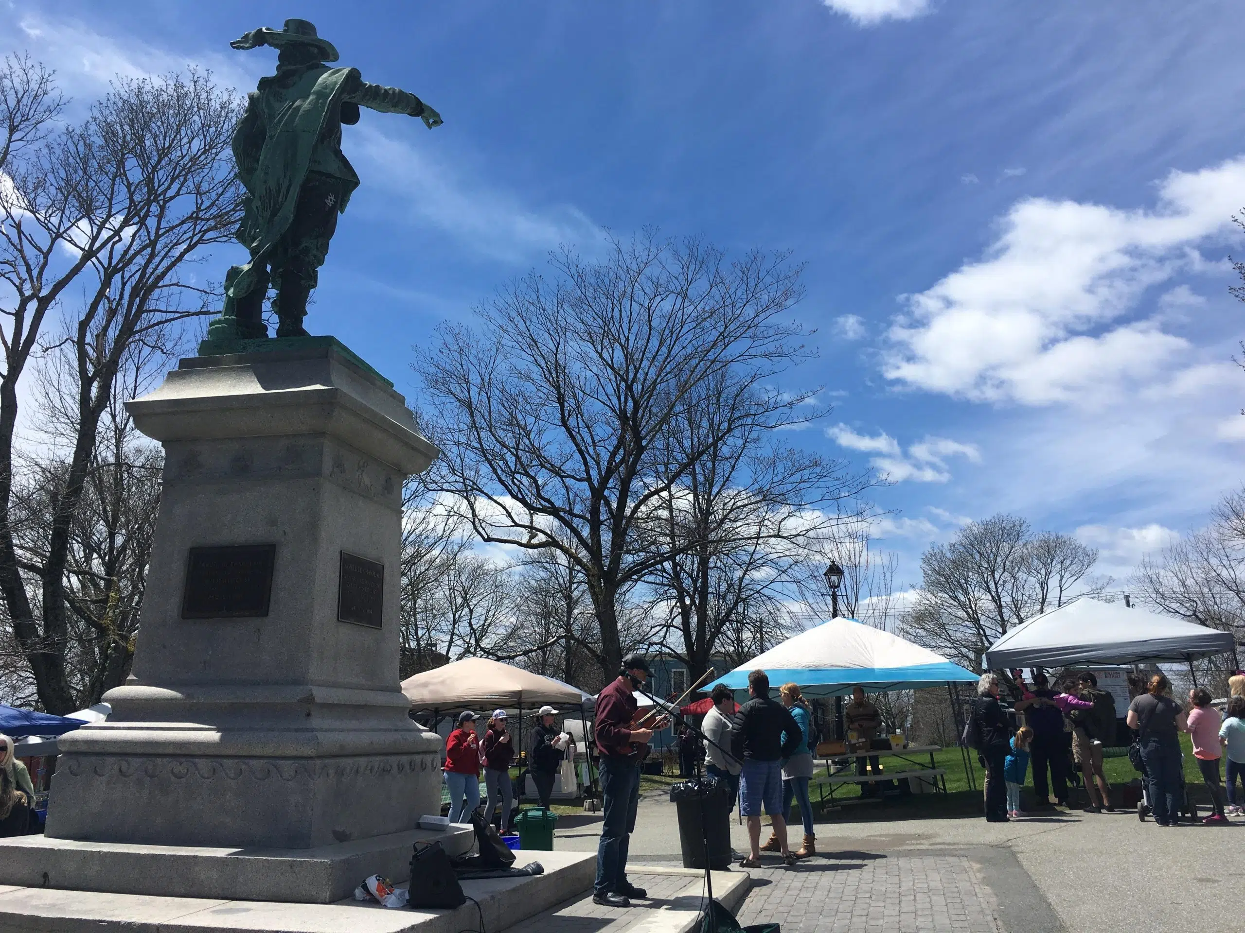 Queen's Square Farmer's Market Back In Action