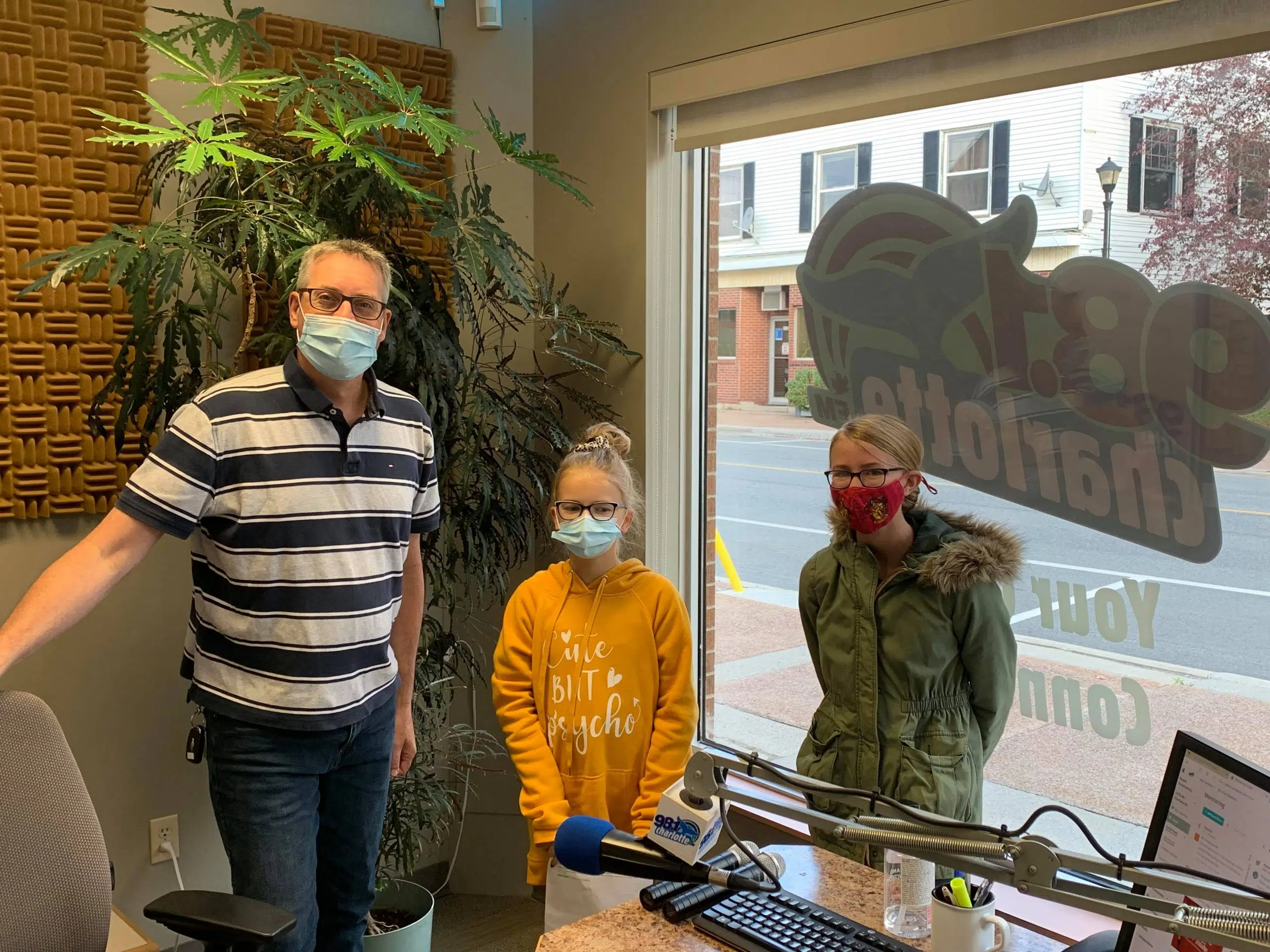 Julia Beaumaster and Sadie McGinn of SSMS chat with Mark Downey about a BIG School Fundraiser