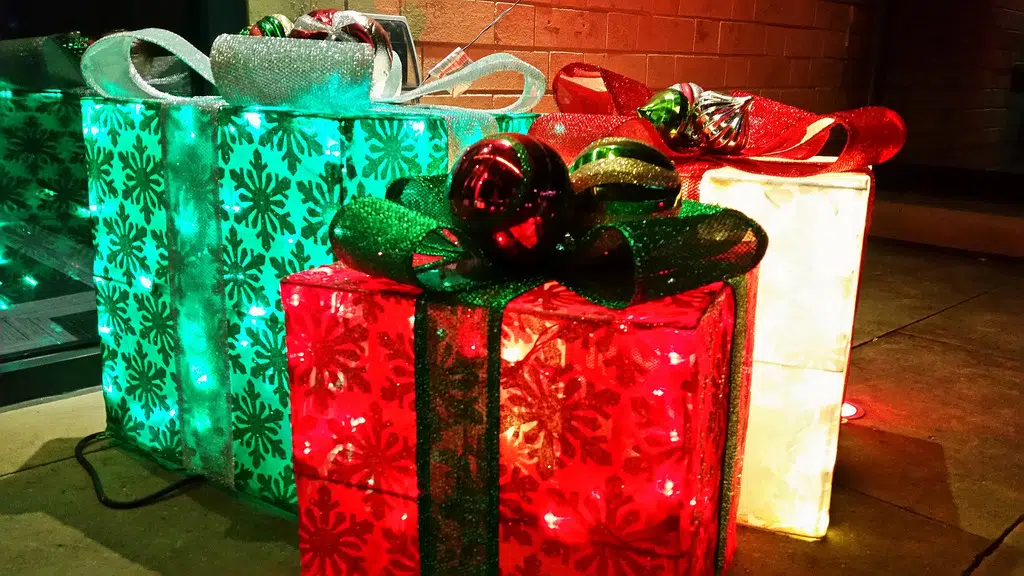 Listen: Christmas Gift Wrapping Methods 