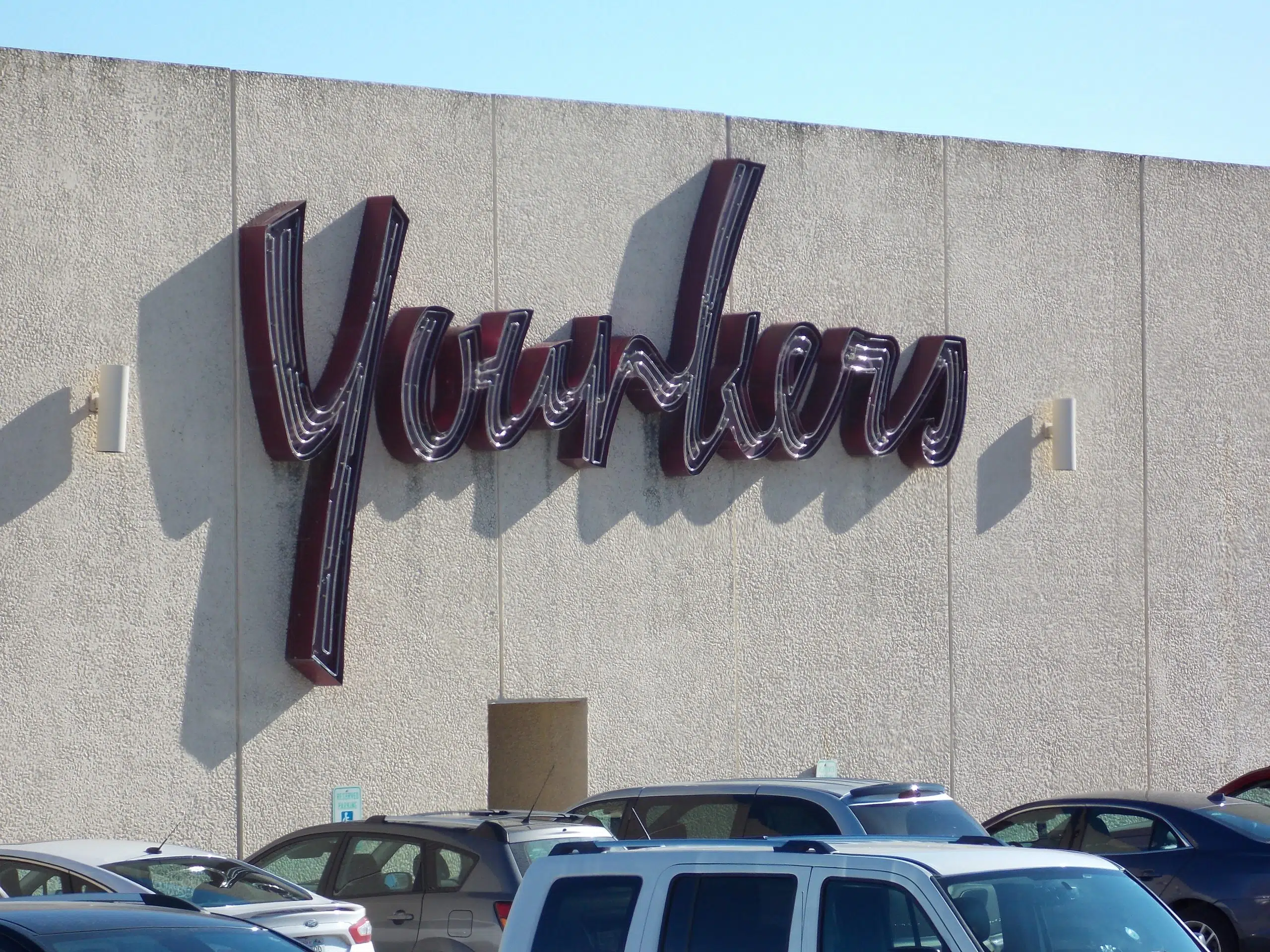 Younkers in Manitowoc Closing