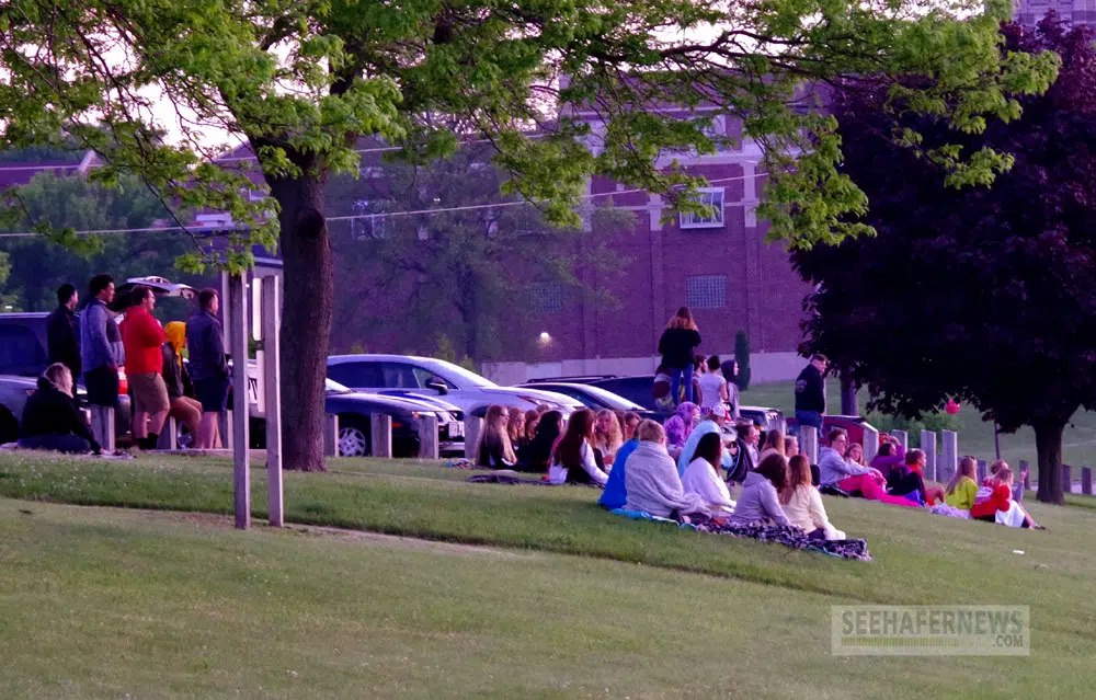 Manitowoc Lincoln Seniors Gather at Red Arrow Park to Watch the Sun Rise Together