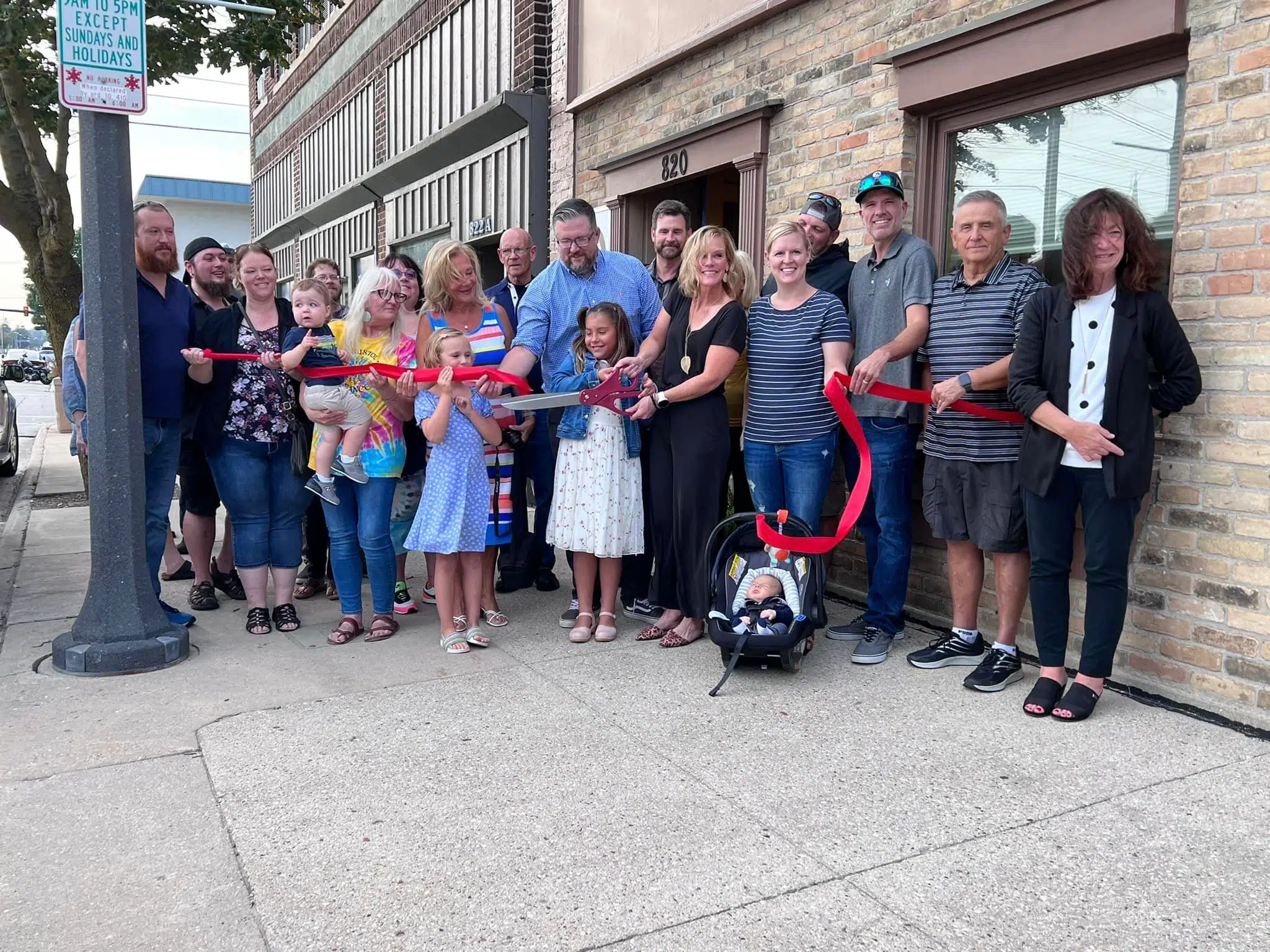 Summit Clinical Celebrates Opening in Manitowoc With a Ribbon Cutting