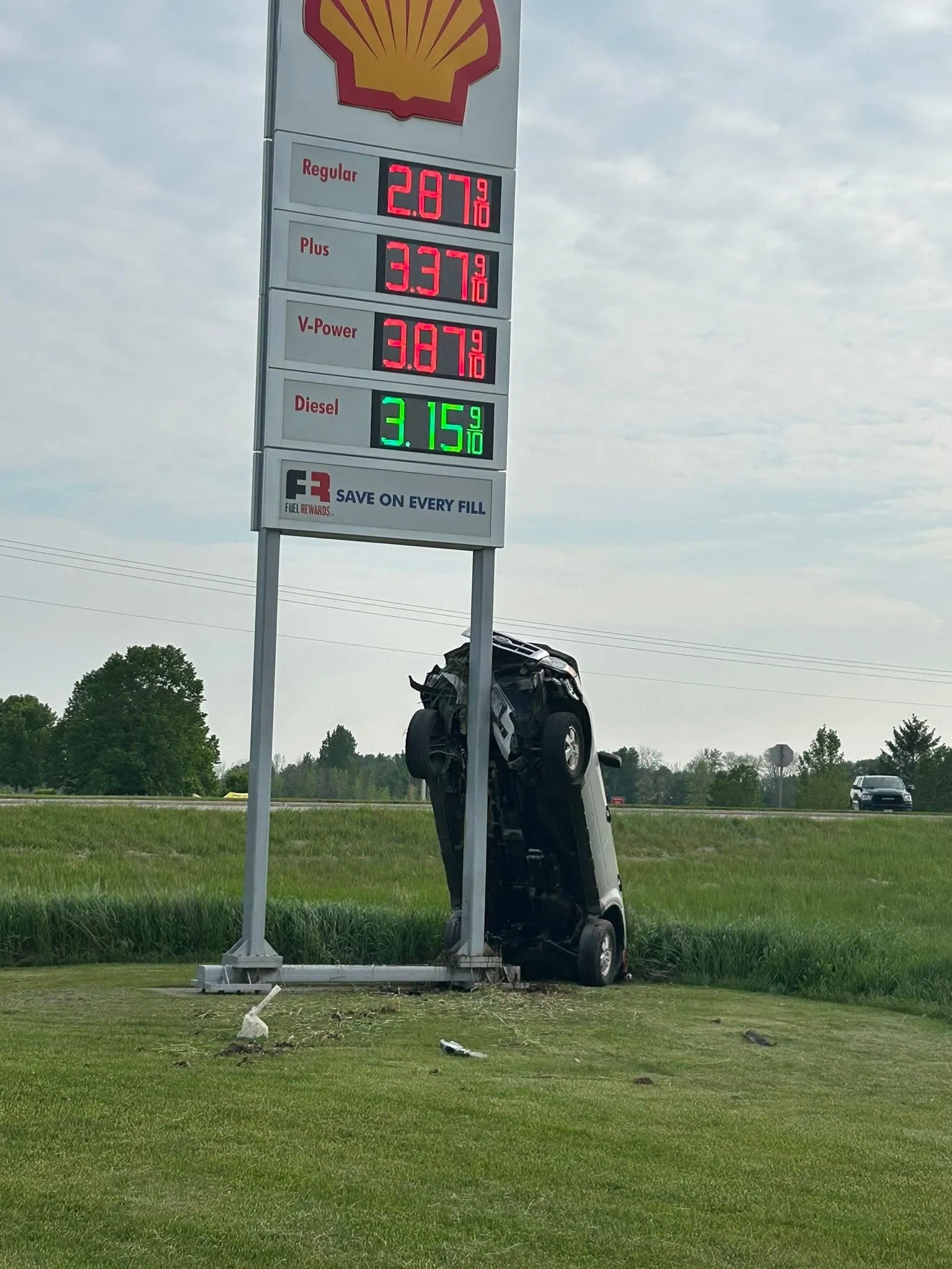 Milwaukee Man Crashes Into Gas Station Sign During Manitowoc County Police Pursuit