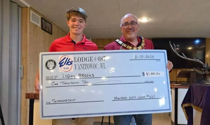 Manitowoc Student Receives Wisconsin Elks US Constitution