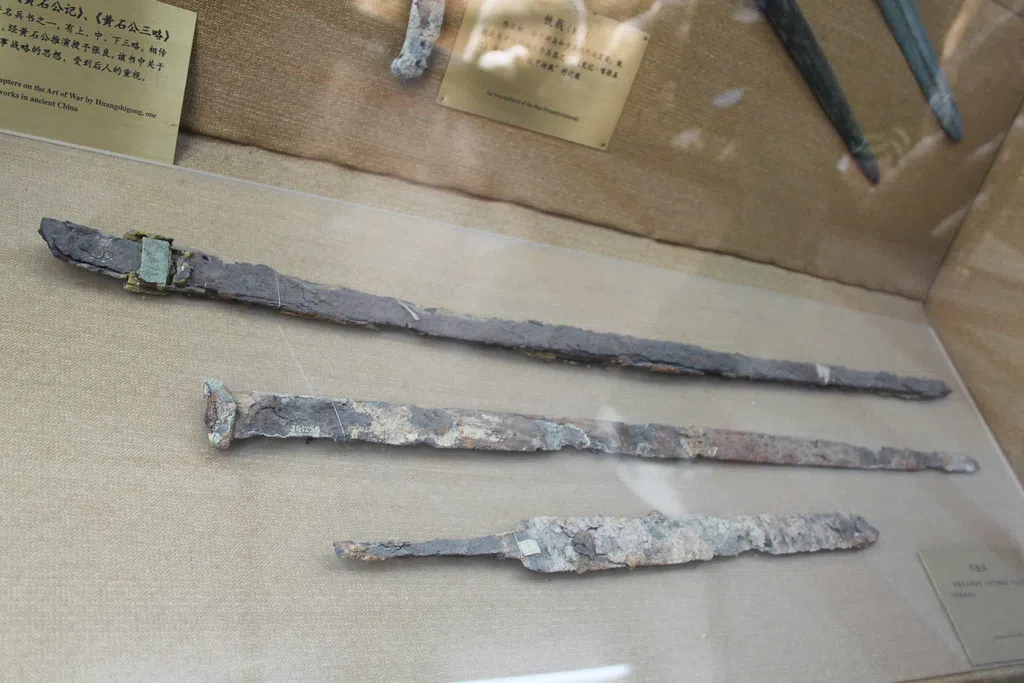 4 Preserved Roman Swords Discovered In A Dead Sea Cave In Israel | Rock 107