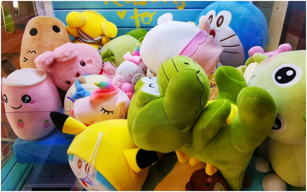 3 yr old Toddler gets stuck in a Claw Machine rescued by Police!!
