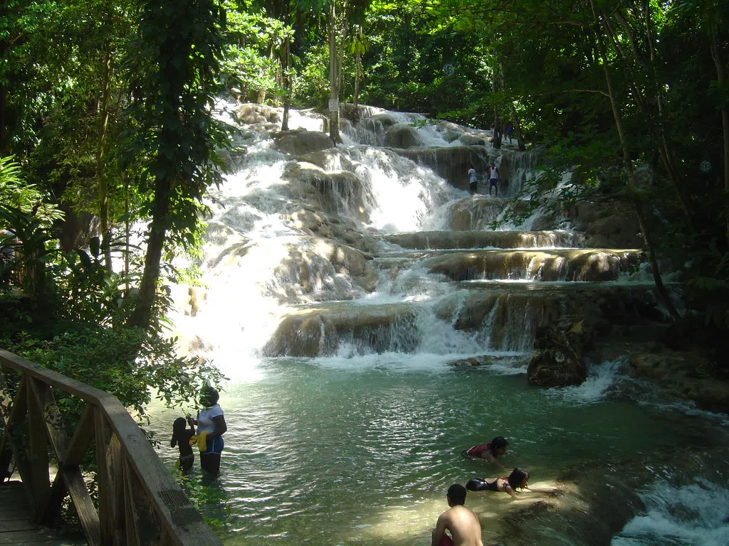 AUDIO: Justin Checks In With The Mix Morning Crew In Jamaica