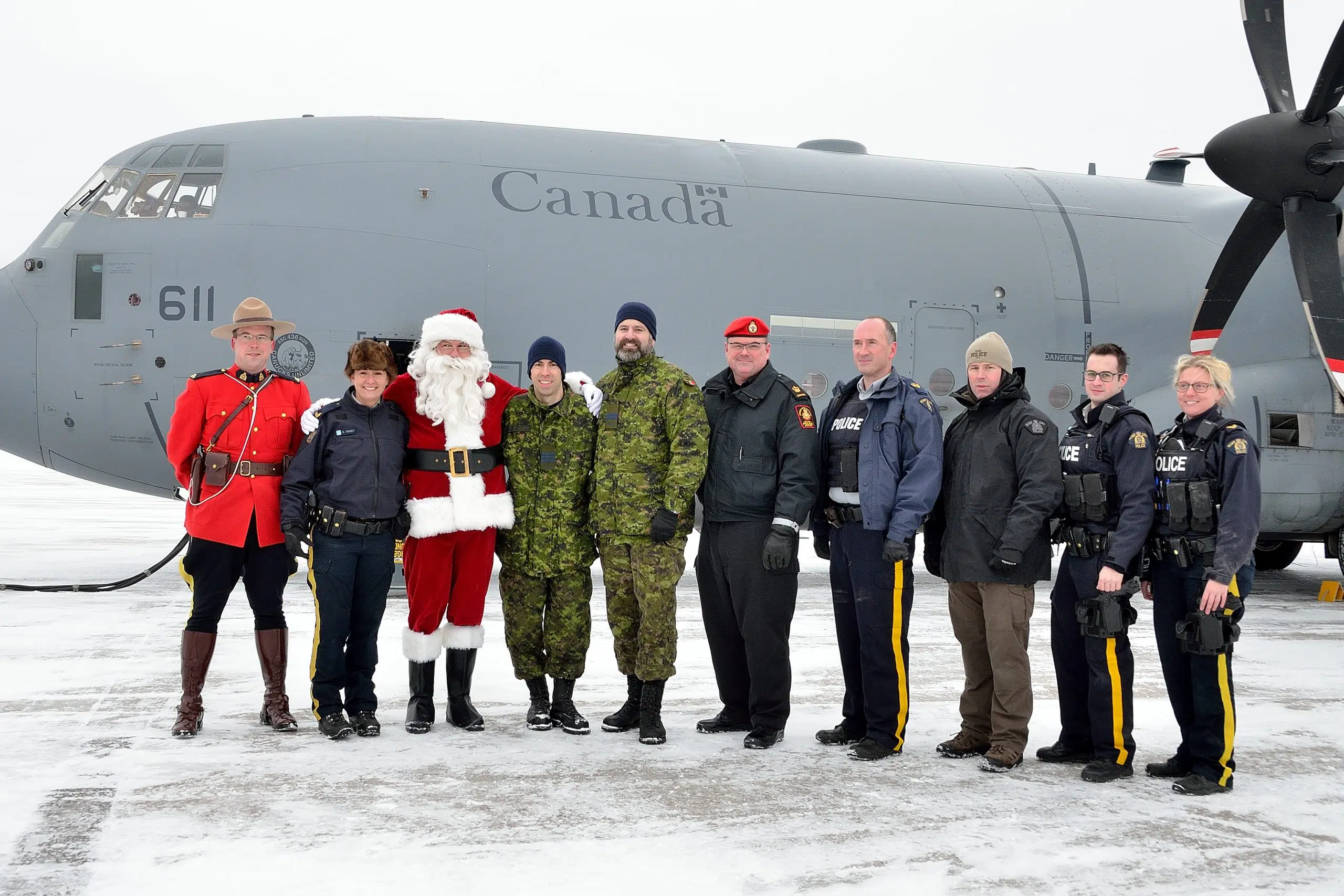 8 Wing and 5 Wing help RCMP spread holiday cheer to the north