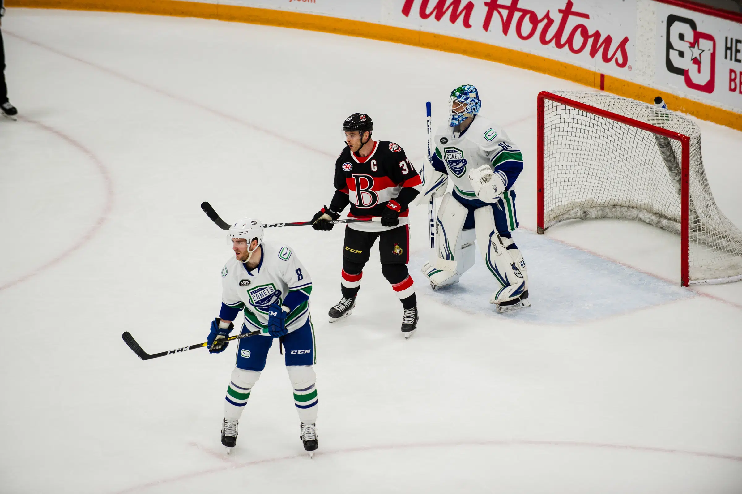 B-Sens give up six in loss to Comets