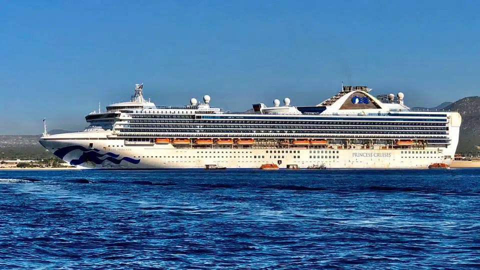 Airlifting Canadians off cruise ship and into quarantine