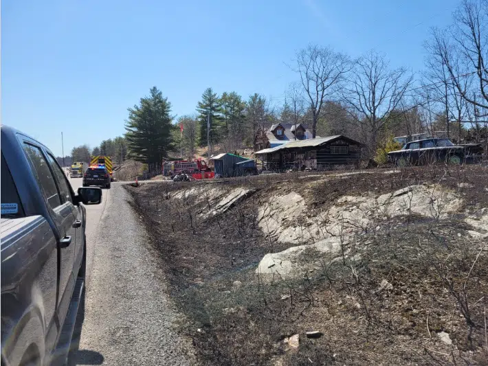 Structure fire spreads to grass fire in Kaladar area