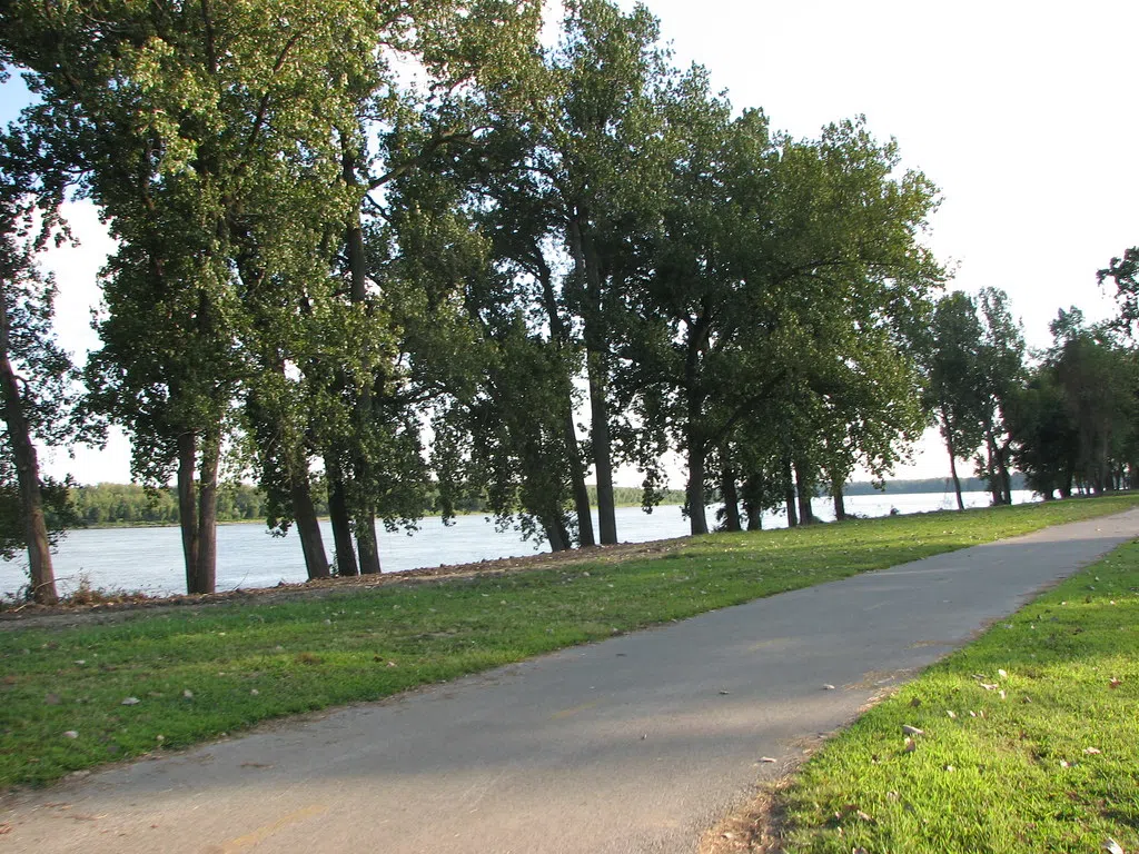 Recommendation to apply for federal funding in trail expansion project