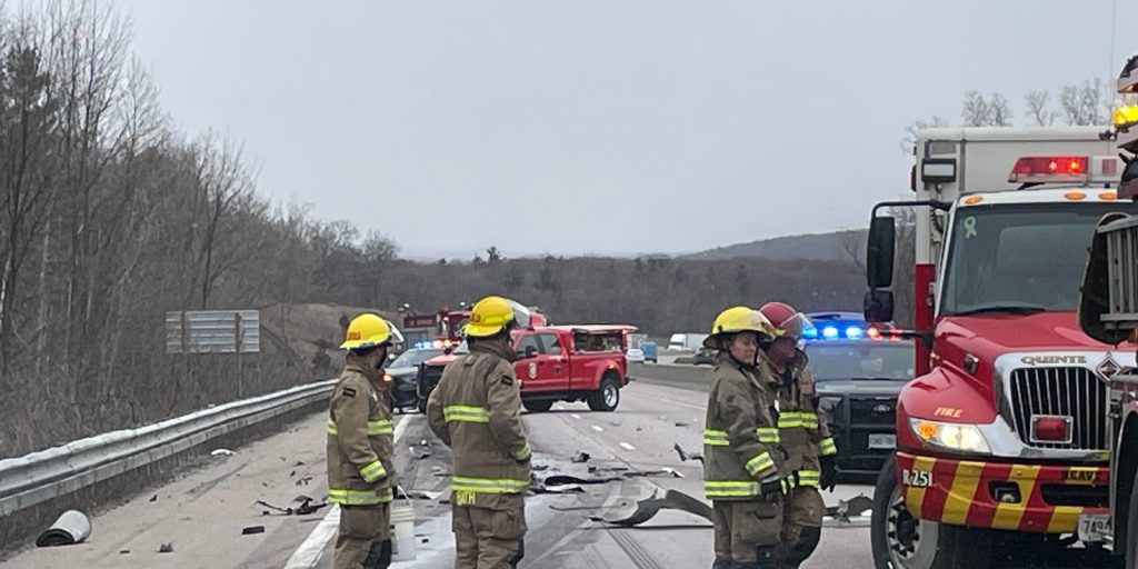 Trucks collide on 401 - Vimarsana News