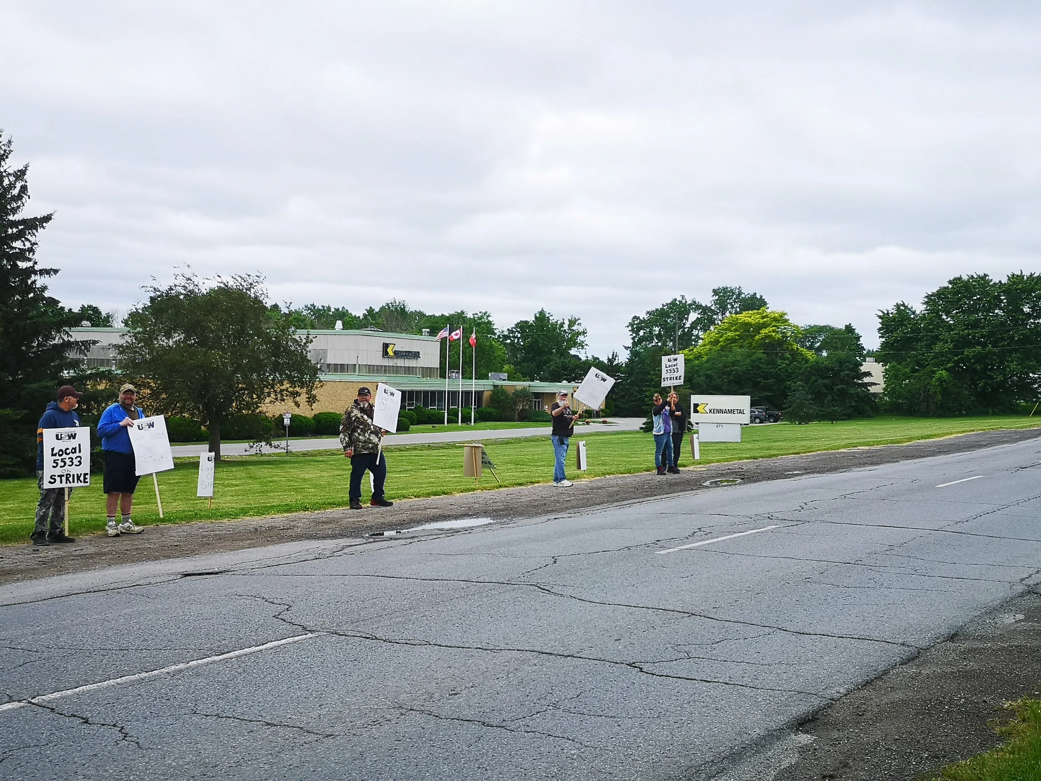 Workers strike at Belleville factory