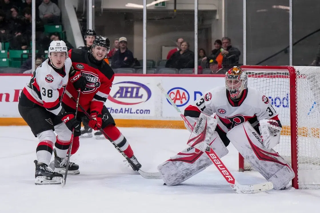 Senators edge Comets