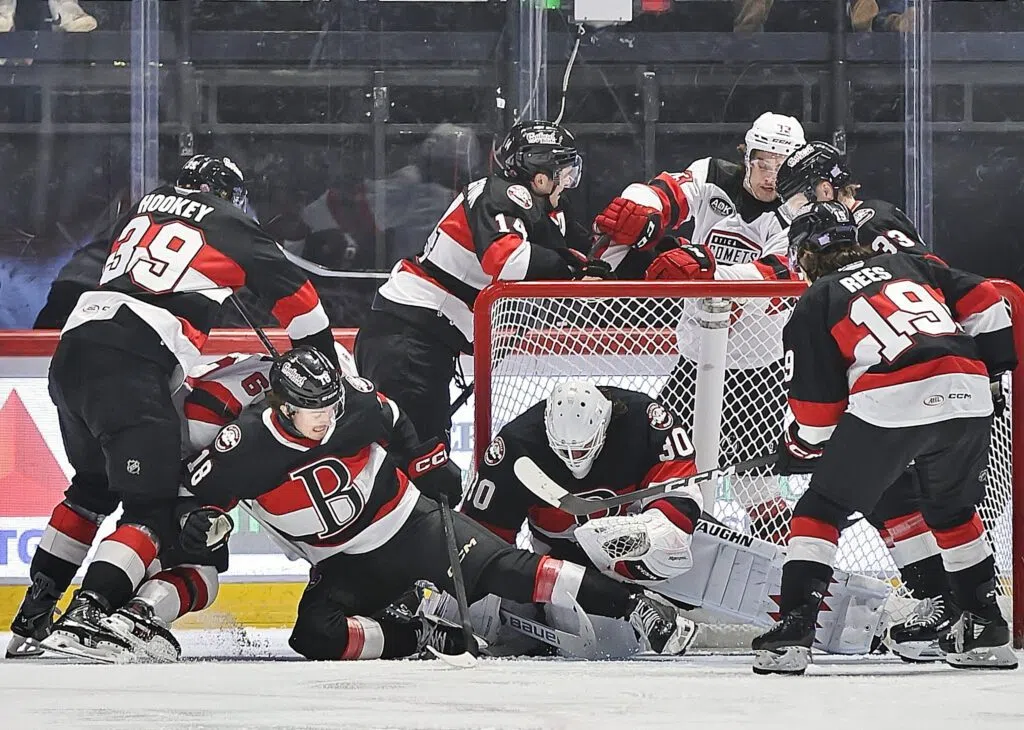 Senators edge Comets