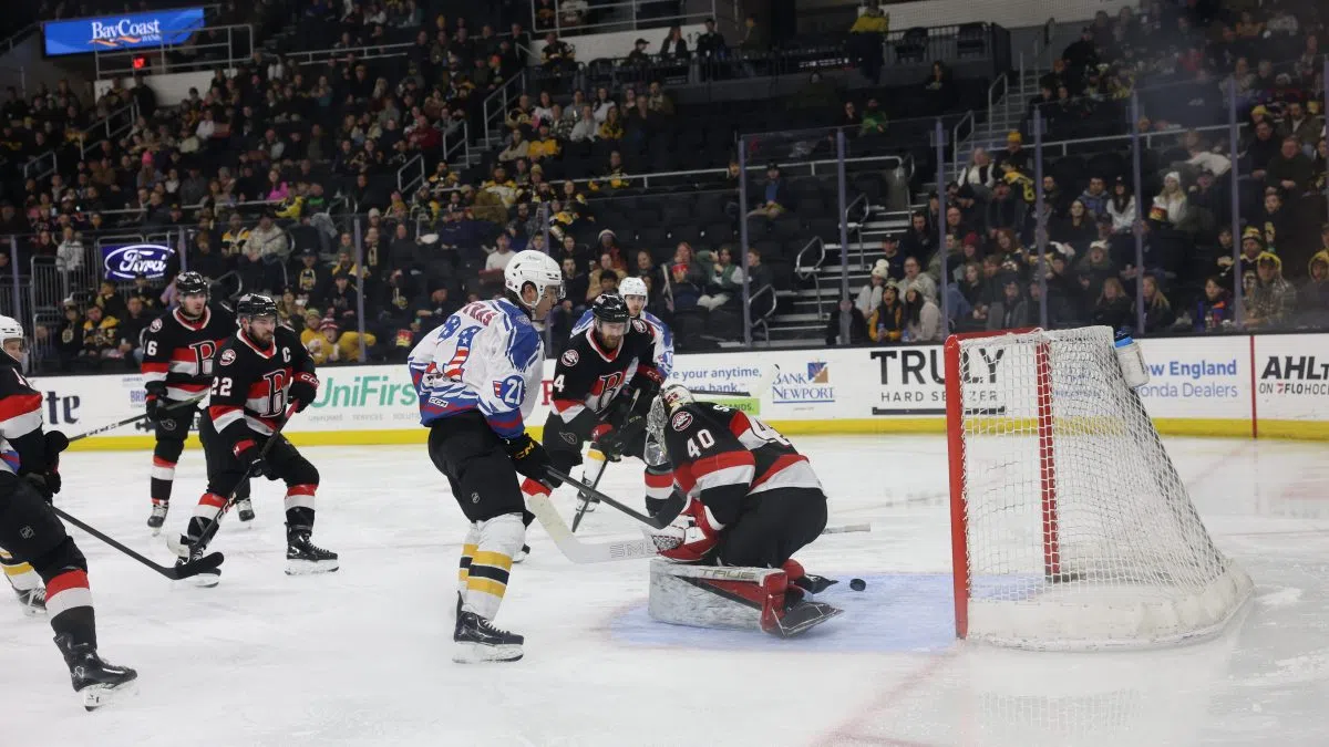 Bruins edge Senators