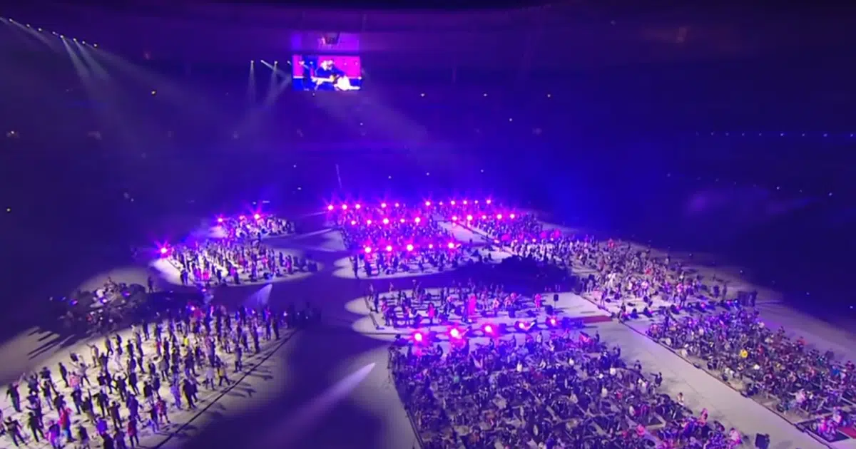 One Thousand Musicians Gather to Play ‘My Hero’ in Honor of Taylor