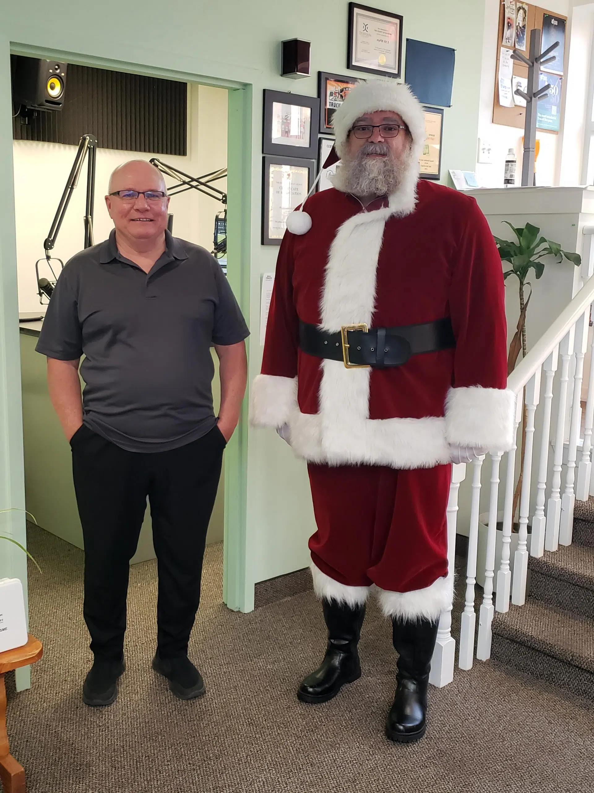 Santa to send personalized video messages leading up to Christmas, in support of Hospice Dufferin