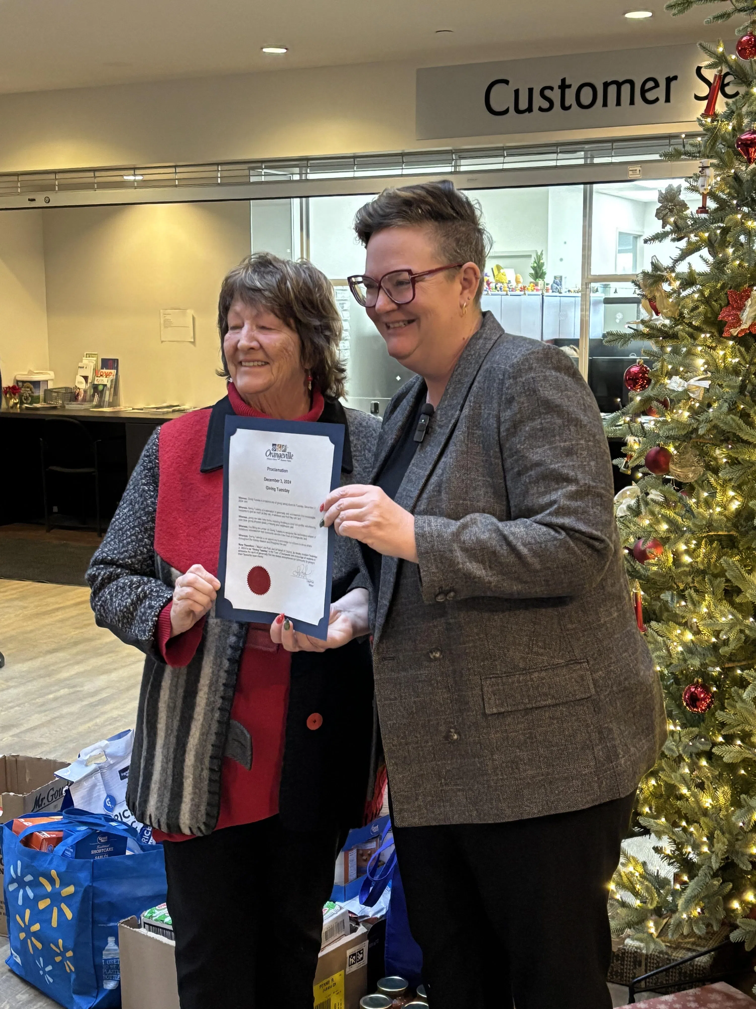 Dufferin Community Foundation Chair Debbi Goss and Orangeville Mayor Lisa Post proclaim today GivingTuesday in the Town of Orangeville