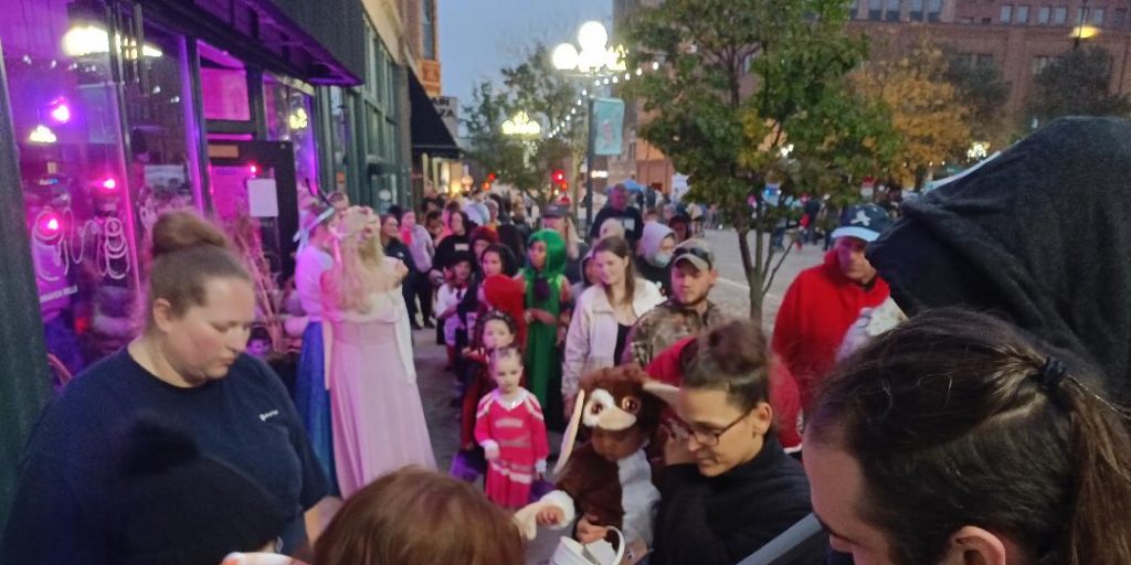 Thousands Swarm Downtown Bloomington for Treats - Vimarsana News
