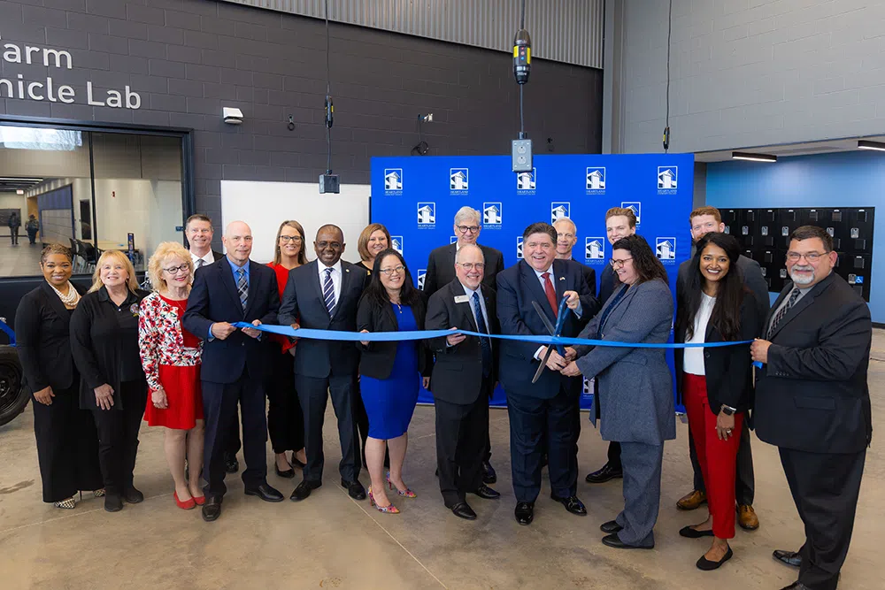 Heartland Community College Cuts Ribbon on Advanced Manufacturing Center