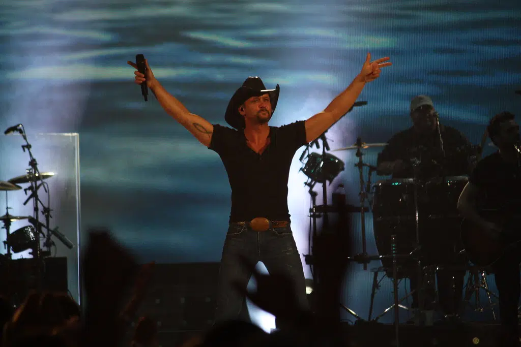 Tim McGraw Jumps Off Stage To Confront Fans (VIDEO)