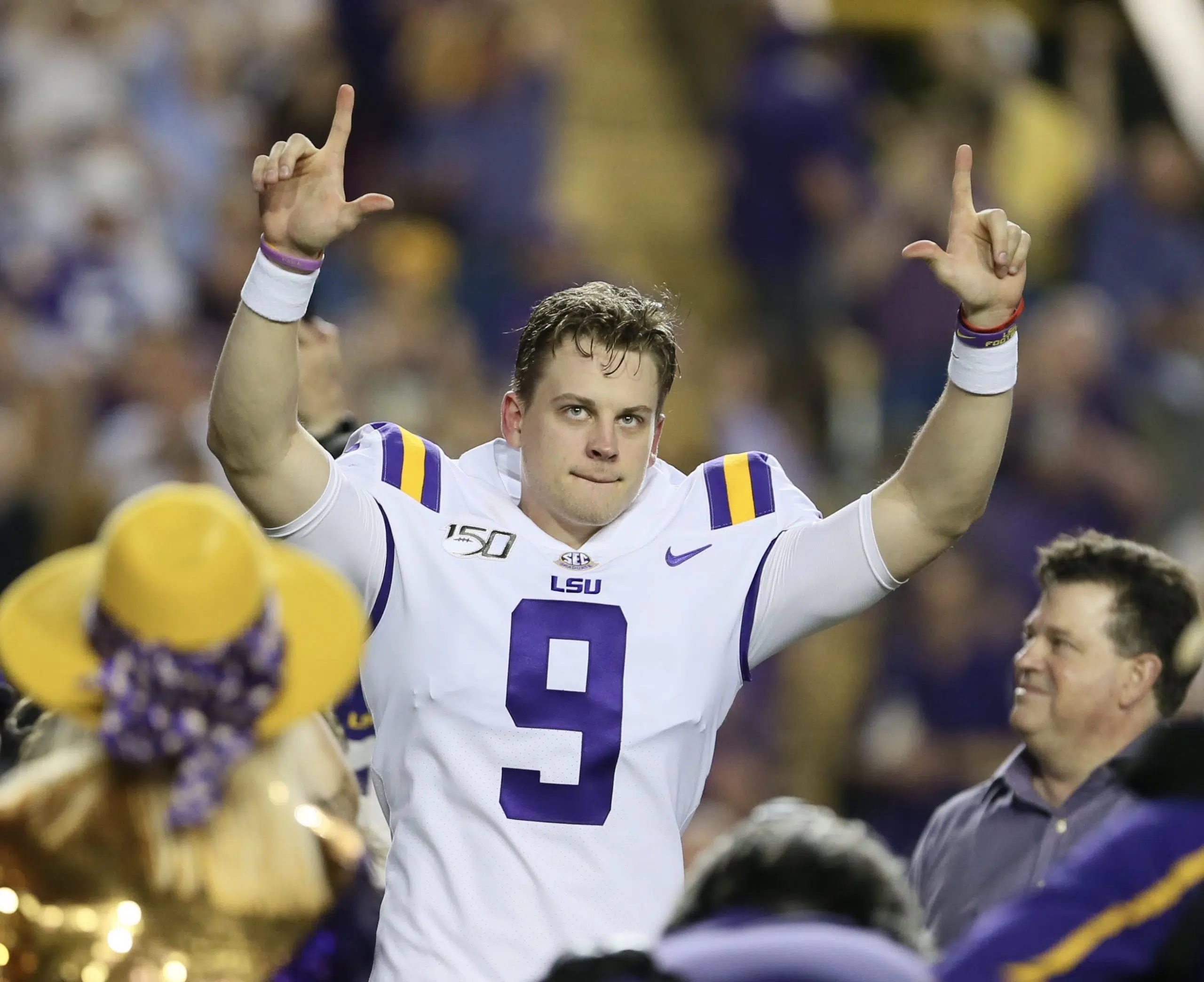 Joe Burrow wins the Heisman gives a tearful acceptance speech 