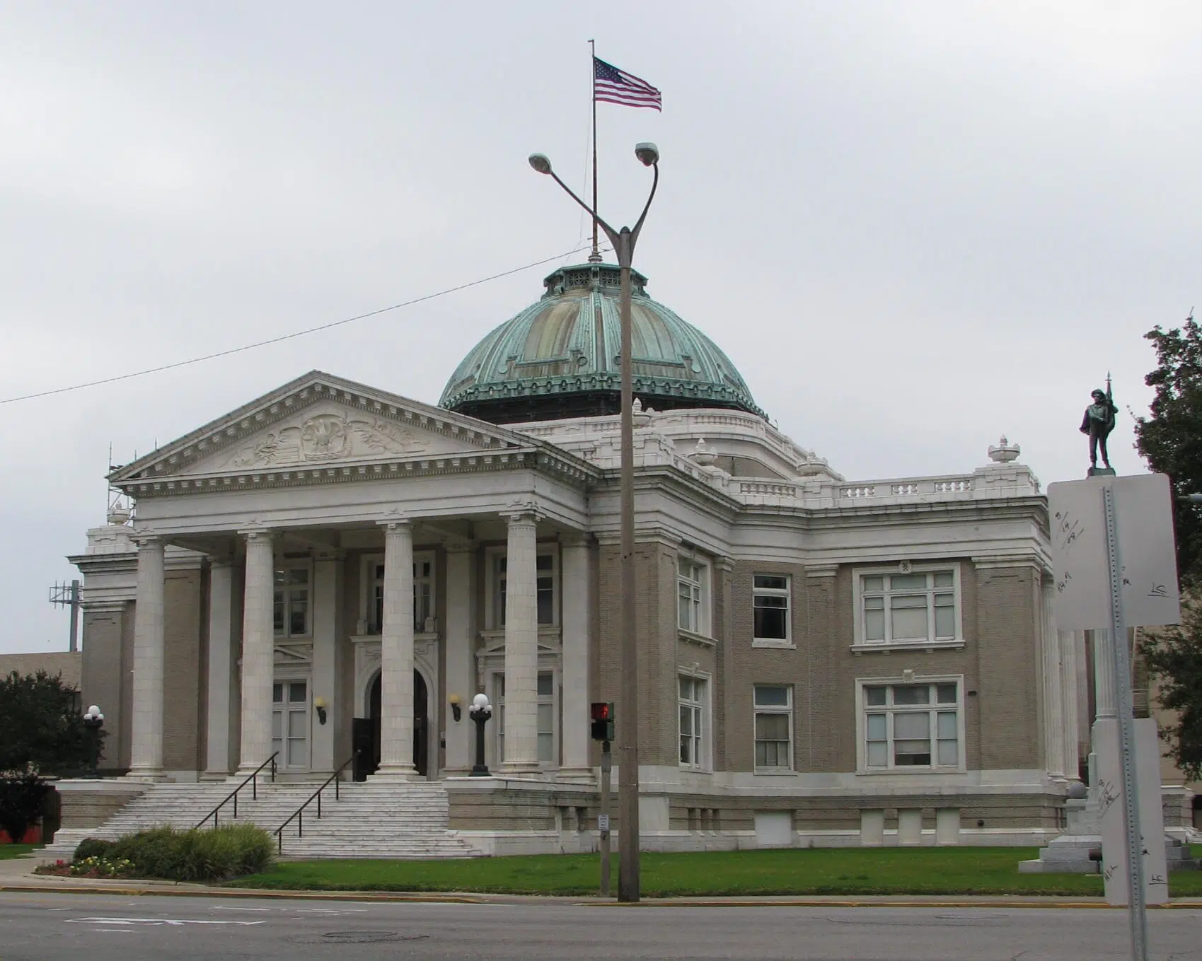 Lake Charles attorney and judge call for the removal of a confederate monument on the lawn of courthouse