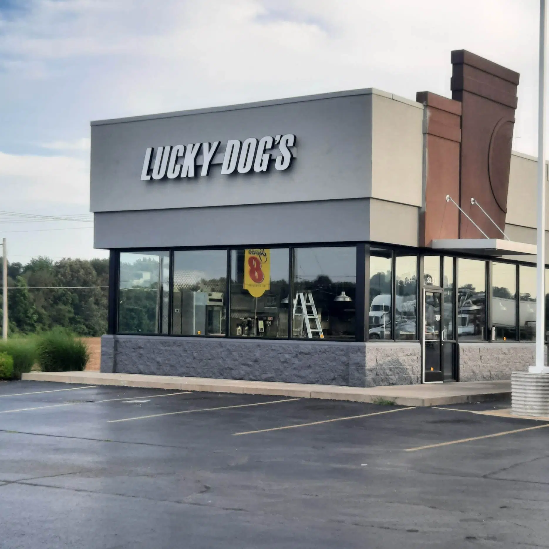Former Huddle House Building to Open as Lucky Dogs Later This Year