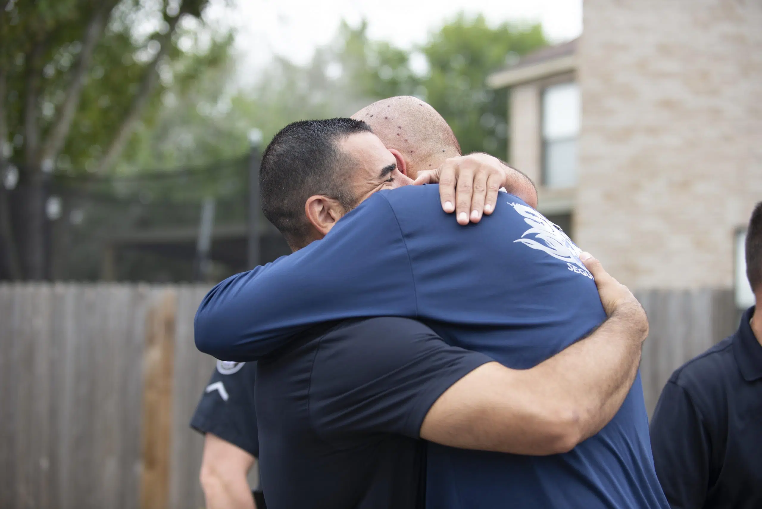 Injured officer returns home to warm welcome by law enforcement family