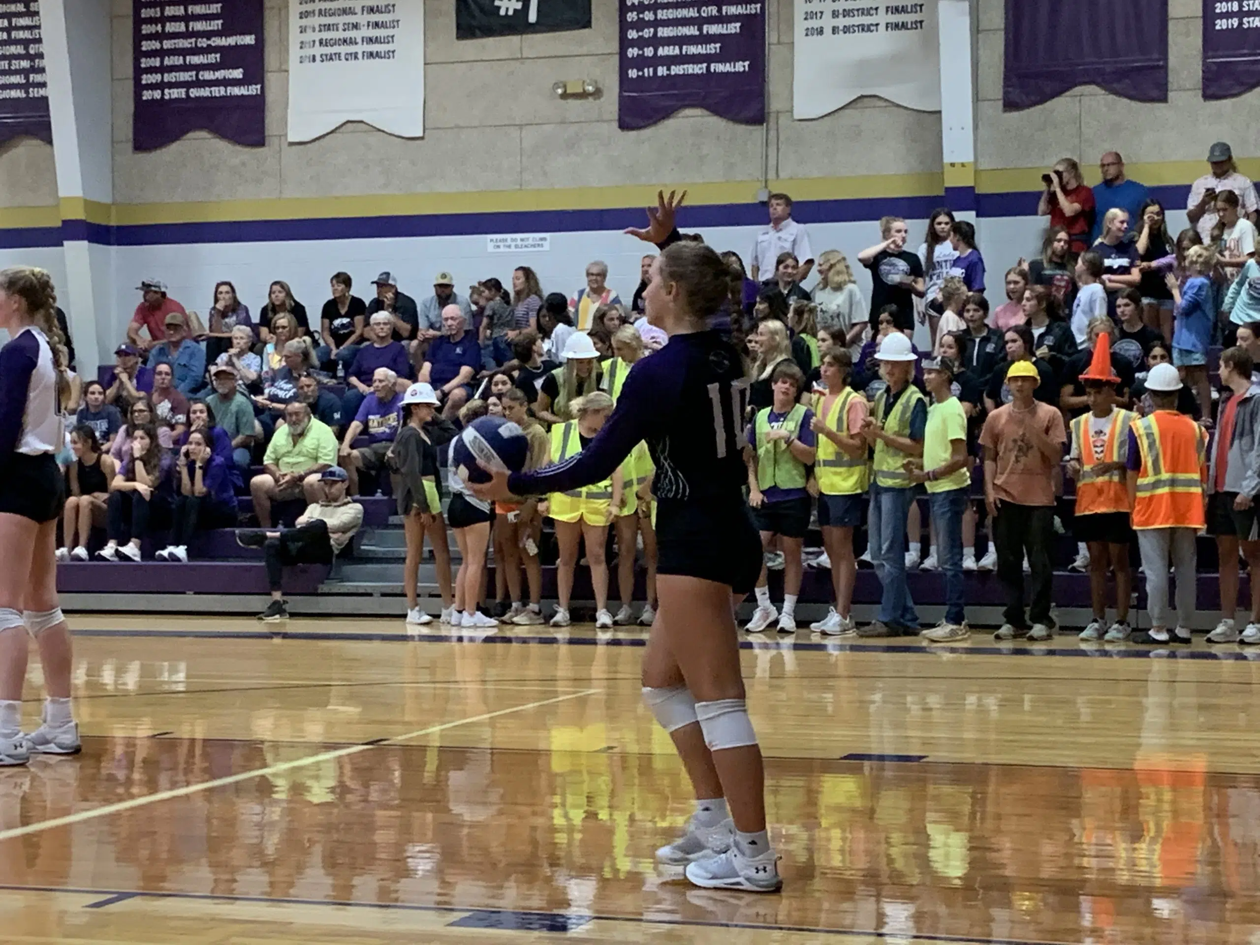 Navarro Sweeps and Seguin Wins 5-Set Thriller in Volleyball Tuesday Night