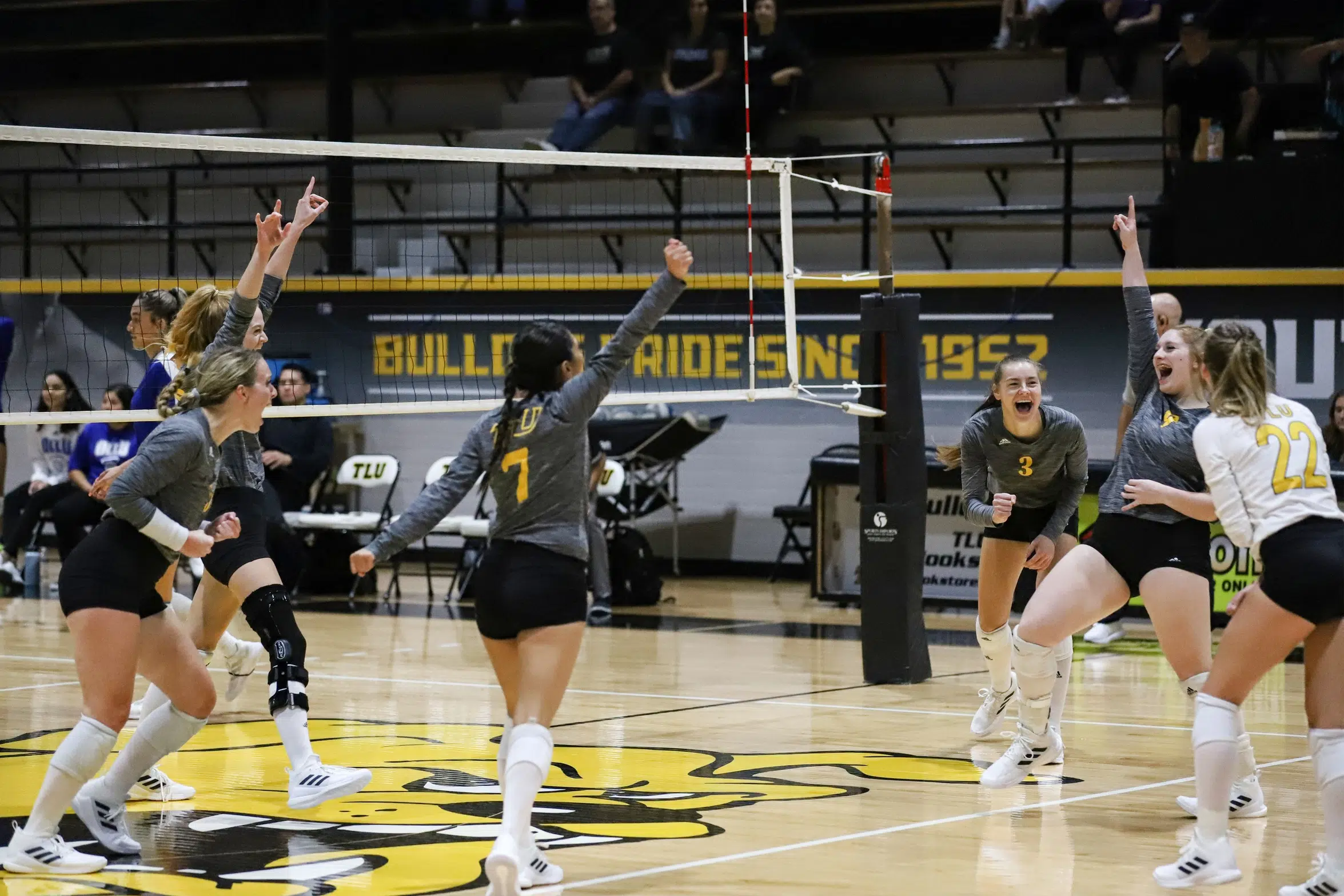 VOLLEYBALL -- TLU Volleyball sweeps OLLU as Hot Start Continues