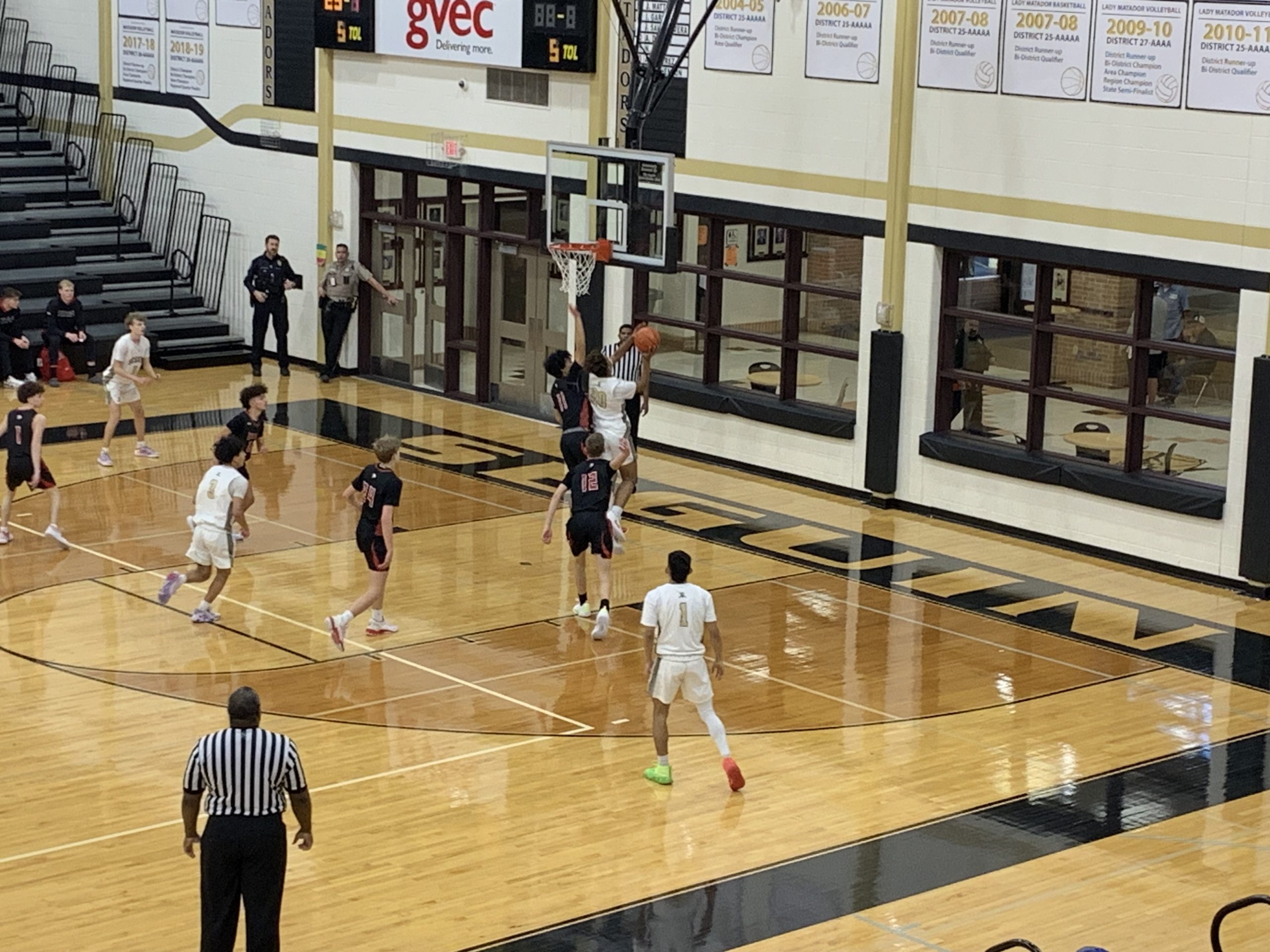 Matadors Tame Cougars to Keep Pace in Playoff Race